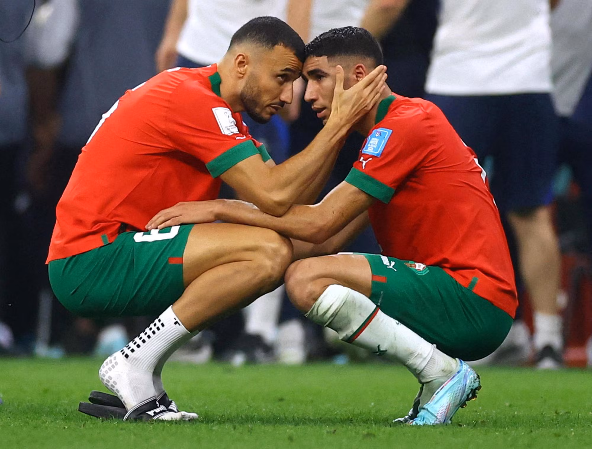 Romain Saiss chia buồn cùng Achraf Hakimi sau khi đội tuyển Maroc dừng bước tại bán kết World Cup 2022.