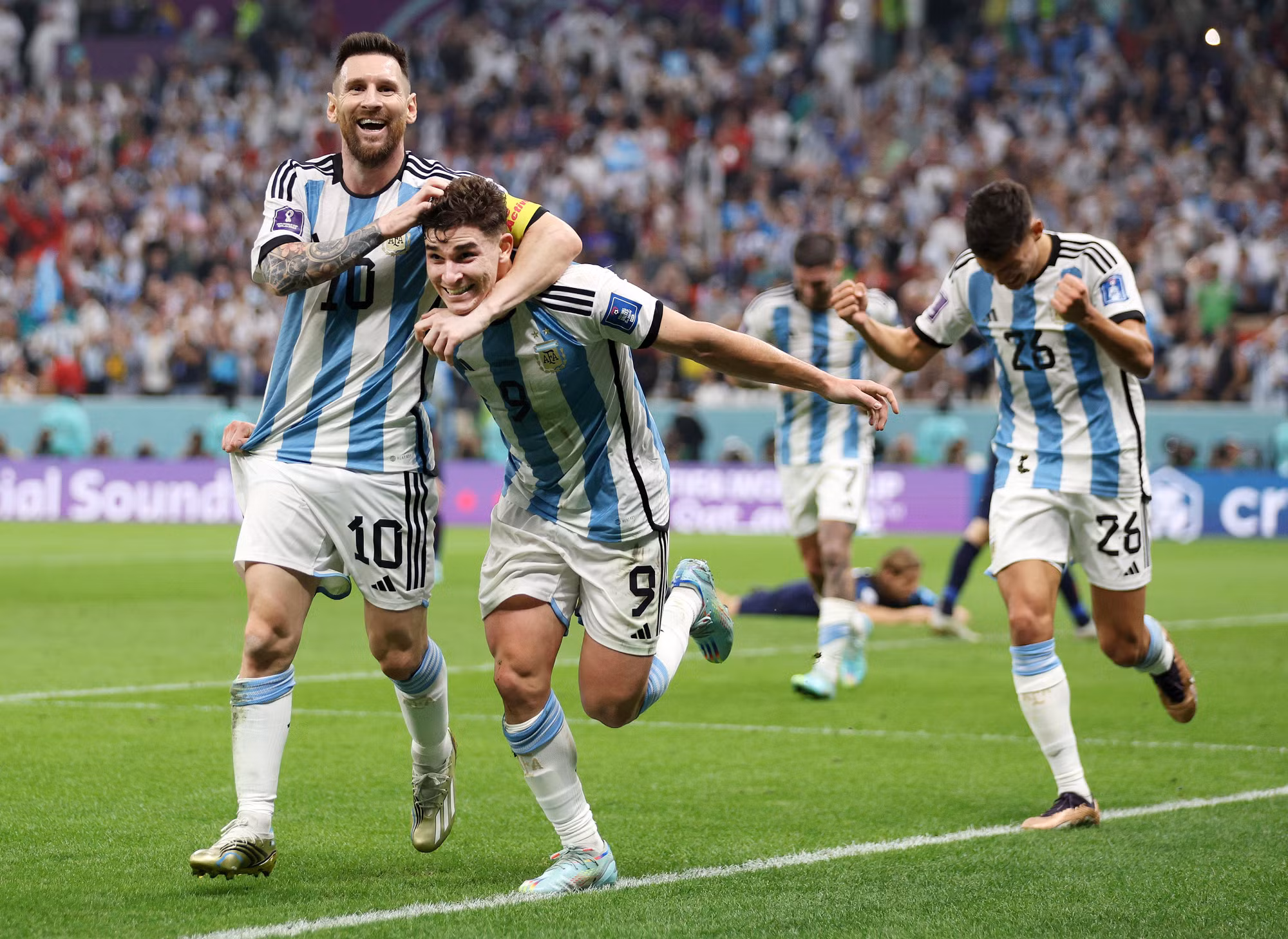 Messi ăn mừng cùng tiền đạo sinh năm 2000 - Julian Alvarez.
