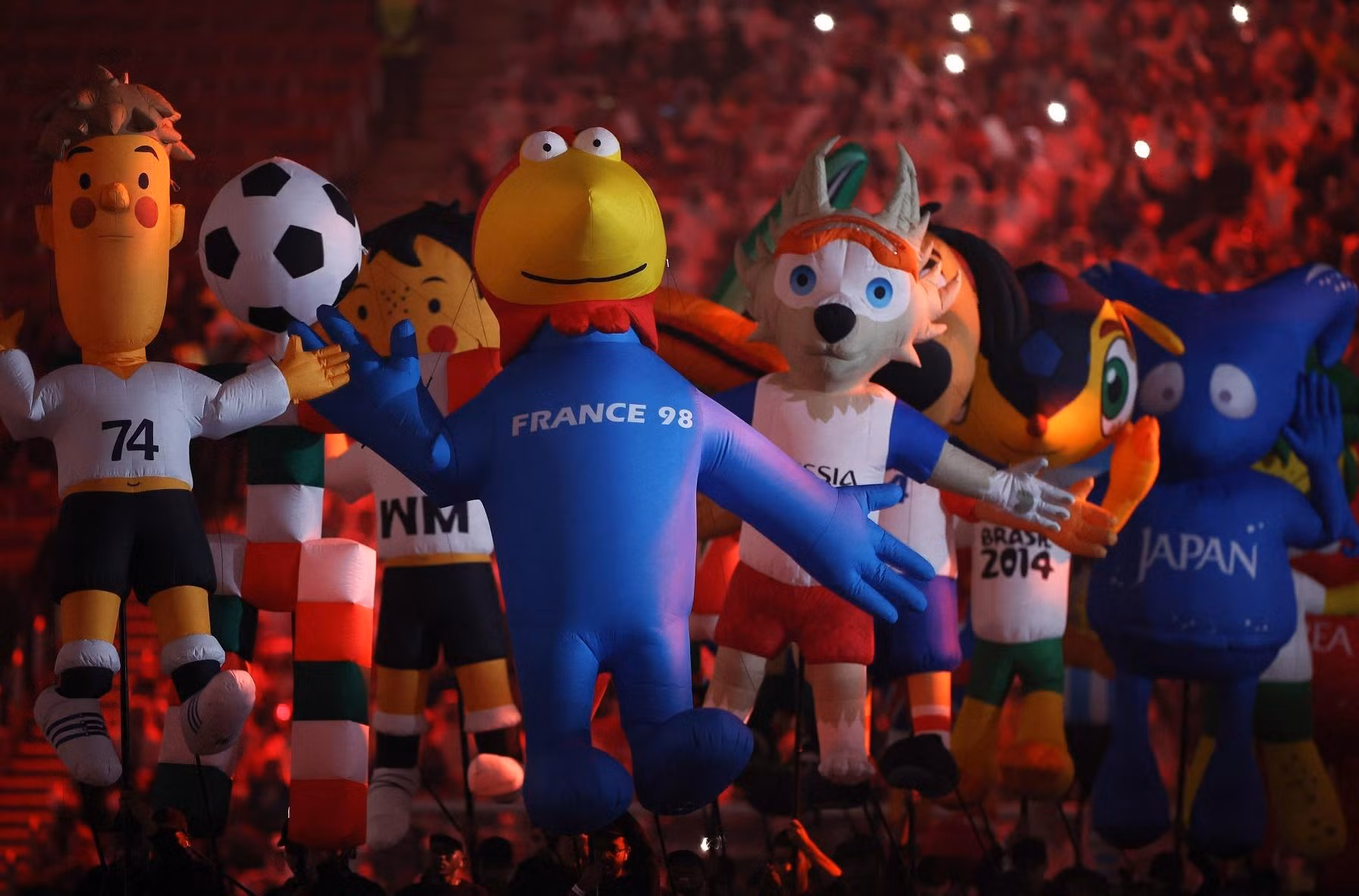 Linh vật của các kỳ World Cup xuất hiện tại lễ khai mạc. (Ảnh: Reuters) Linh vật của các kỳ World Cup xuất hiện tại lễ khai mạc. (Ảnh: Reuters)