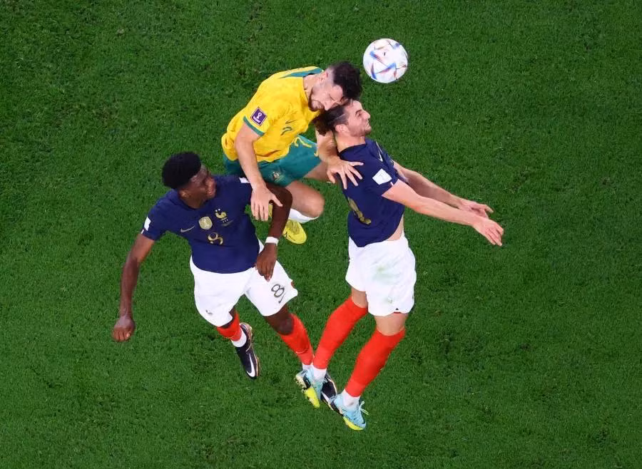 Mathew Leckie (Australia) tranh bóng quyết liệt cùng 2 trung vệ Pháp Adrien Rabiot và Aurelien Tchouameni.