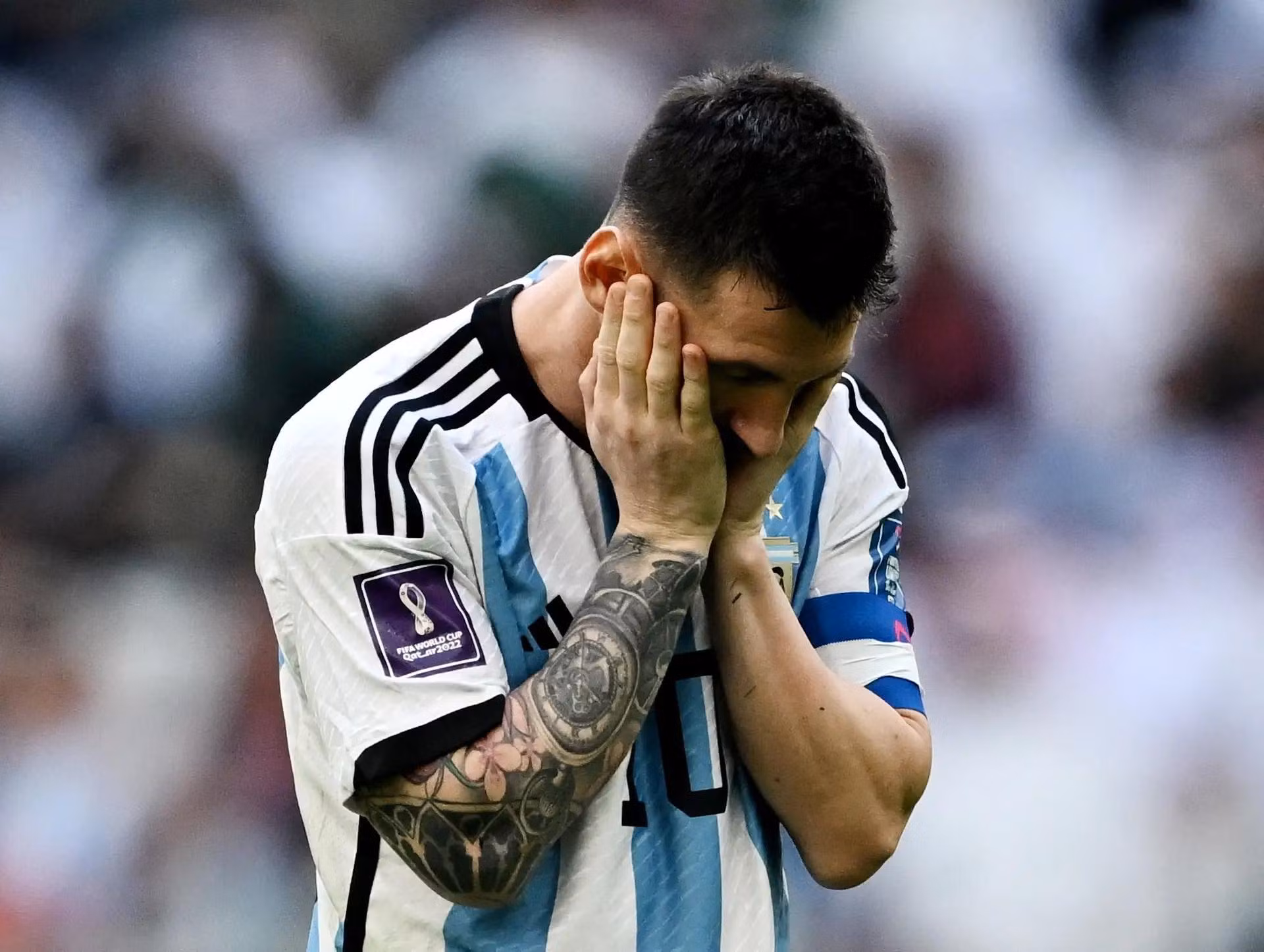 Cảm xúc của Messi sau khi Saudi Arabia vươn lên dẫn trước 2-1 Argentina.
