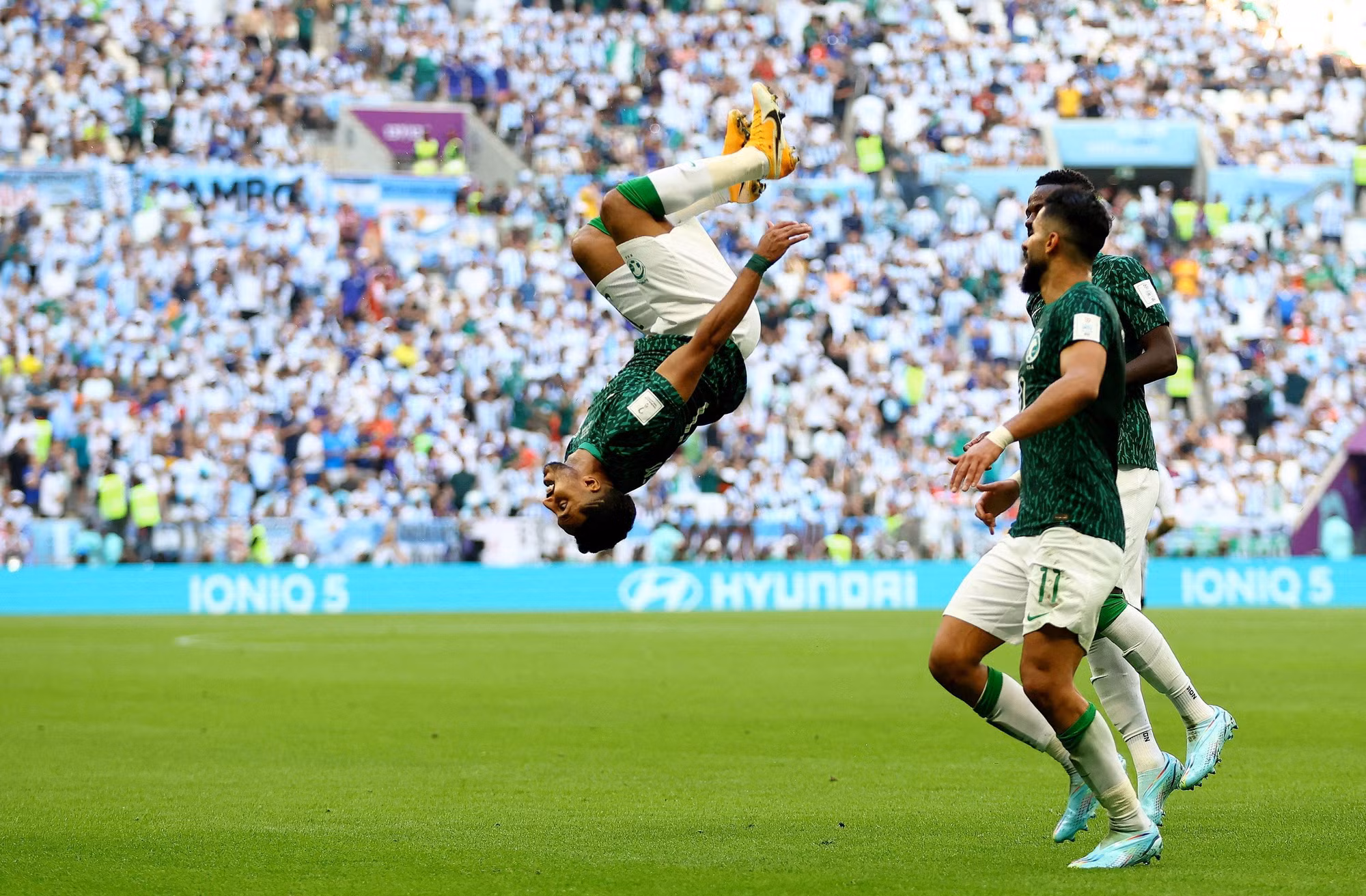 Màn ăn mừng đầy thăng hoa của Salem Al-Dawsari sau khi ghi bàn thứ hai vào lưới Argentina.