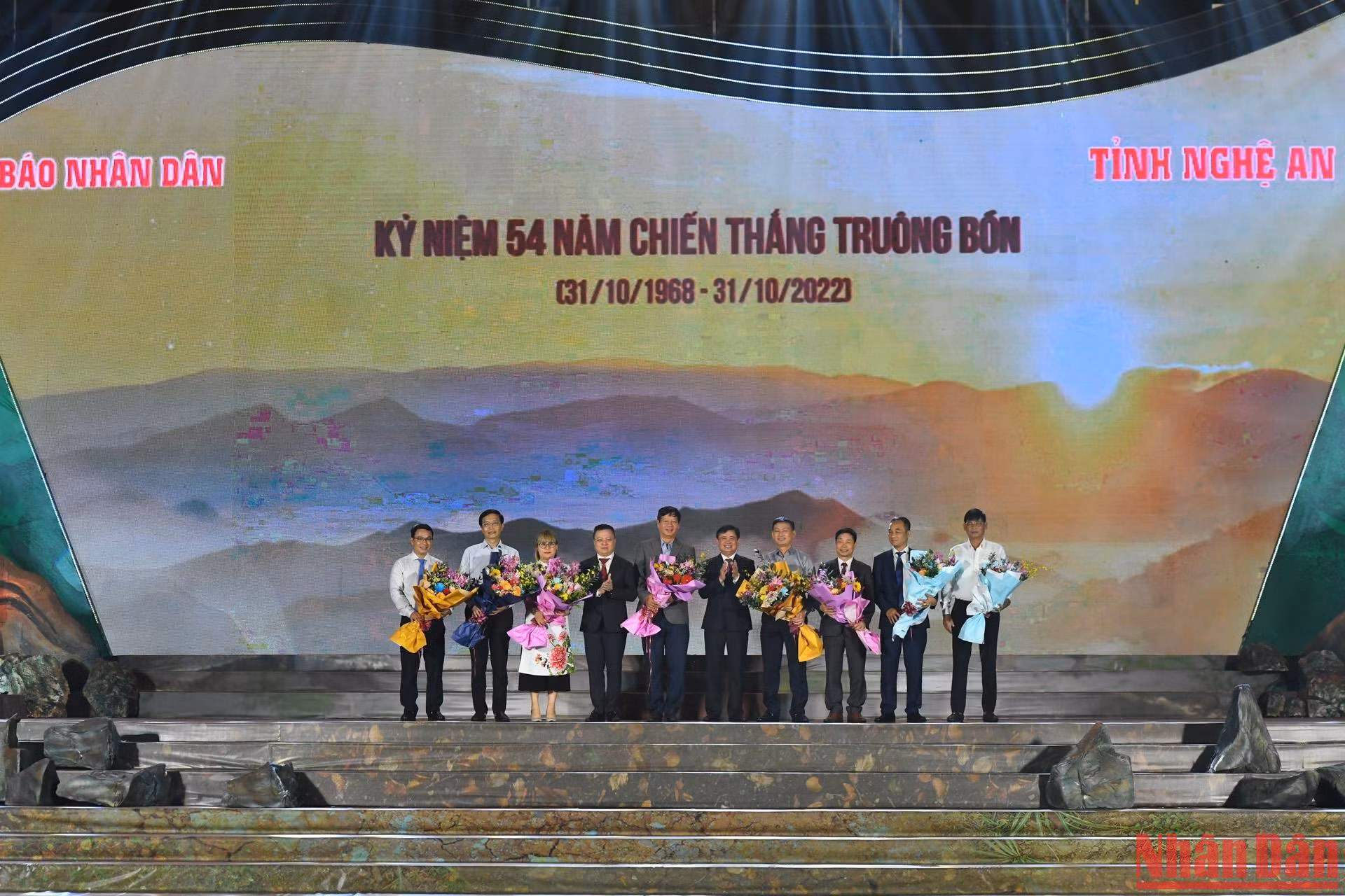 Đồng chí Lê Quốc Minh và đồng chí Thái Thanh Quý tặng hoa tri ân các nhà tài trợ Chương trình nghệ thuật.