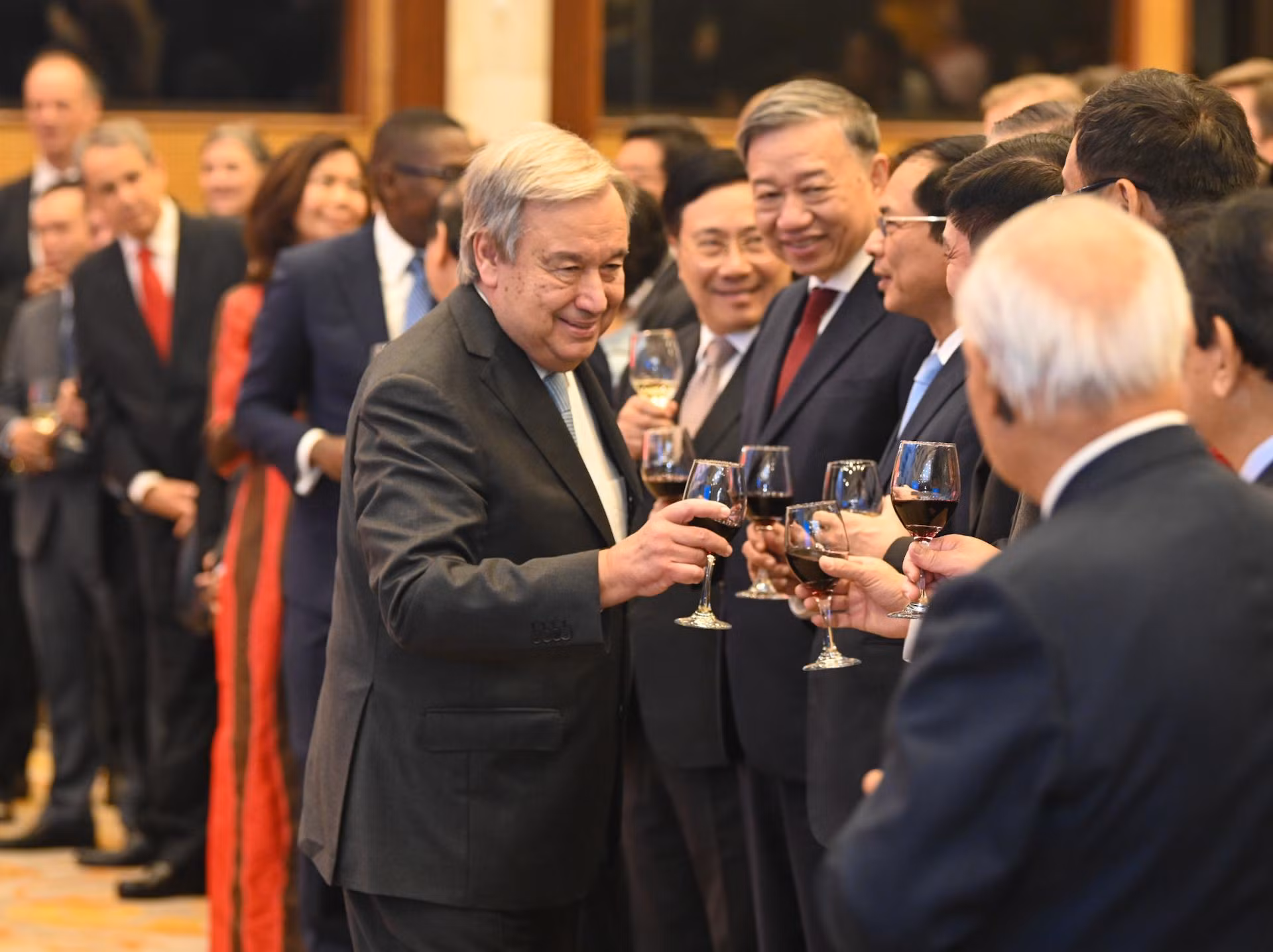 Tổng Thư ký Liên hợp quốc Antonio Guterres chúc mừng các đại biểu dự buổi lễ.