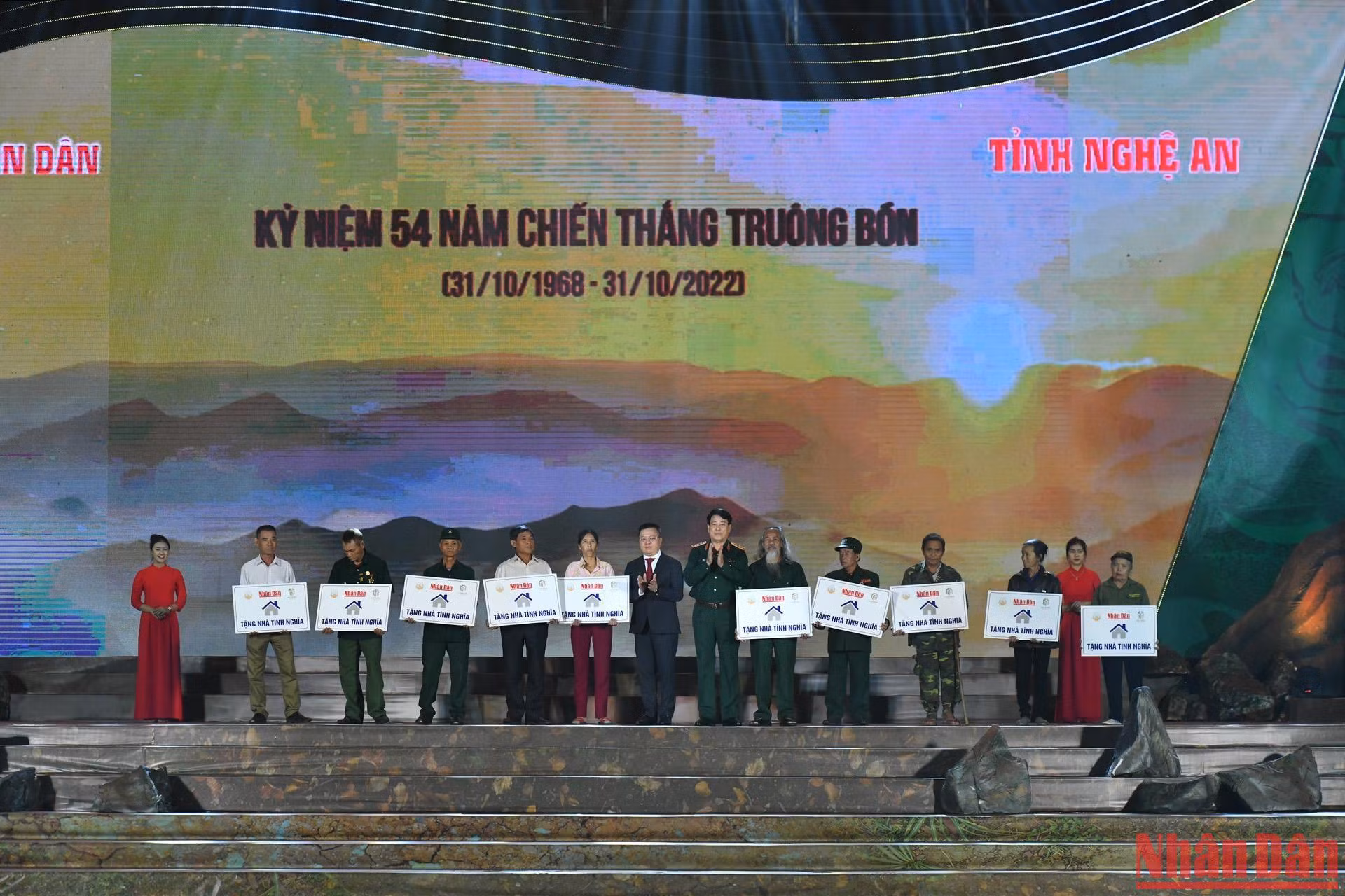 Đại tướng Lương Cường, Ủy viên Bộ Chính trị, Chủ nhiệm Tổng cục Chính trị Quân đội nhân dân Việt Nam và đồng chí Lê Quốc Minh trao 10 căn nhà tình nghĩa cho 10 gia đình chính sách, mỗi căn giá trị 100 triệu đồng.
