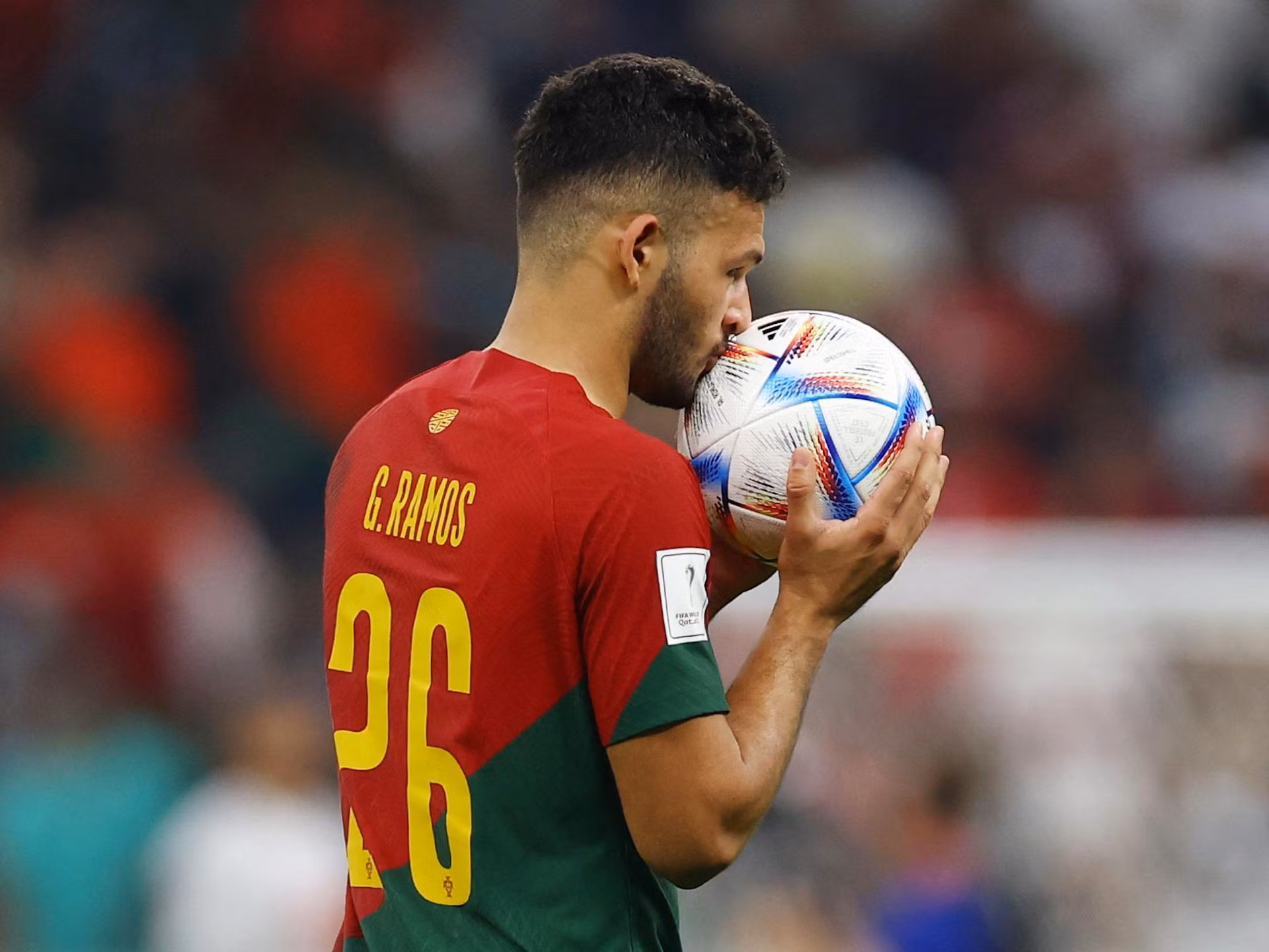 Goncalo Ramos hôn lên trái bóng sau khi mở tỷ số cho Bồ Đào Nha. Goncalo Ramos hôn lên trái bóng sau khi mở tỷ số cho Bồ Đào Nha.