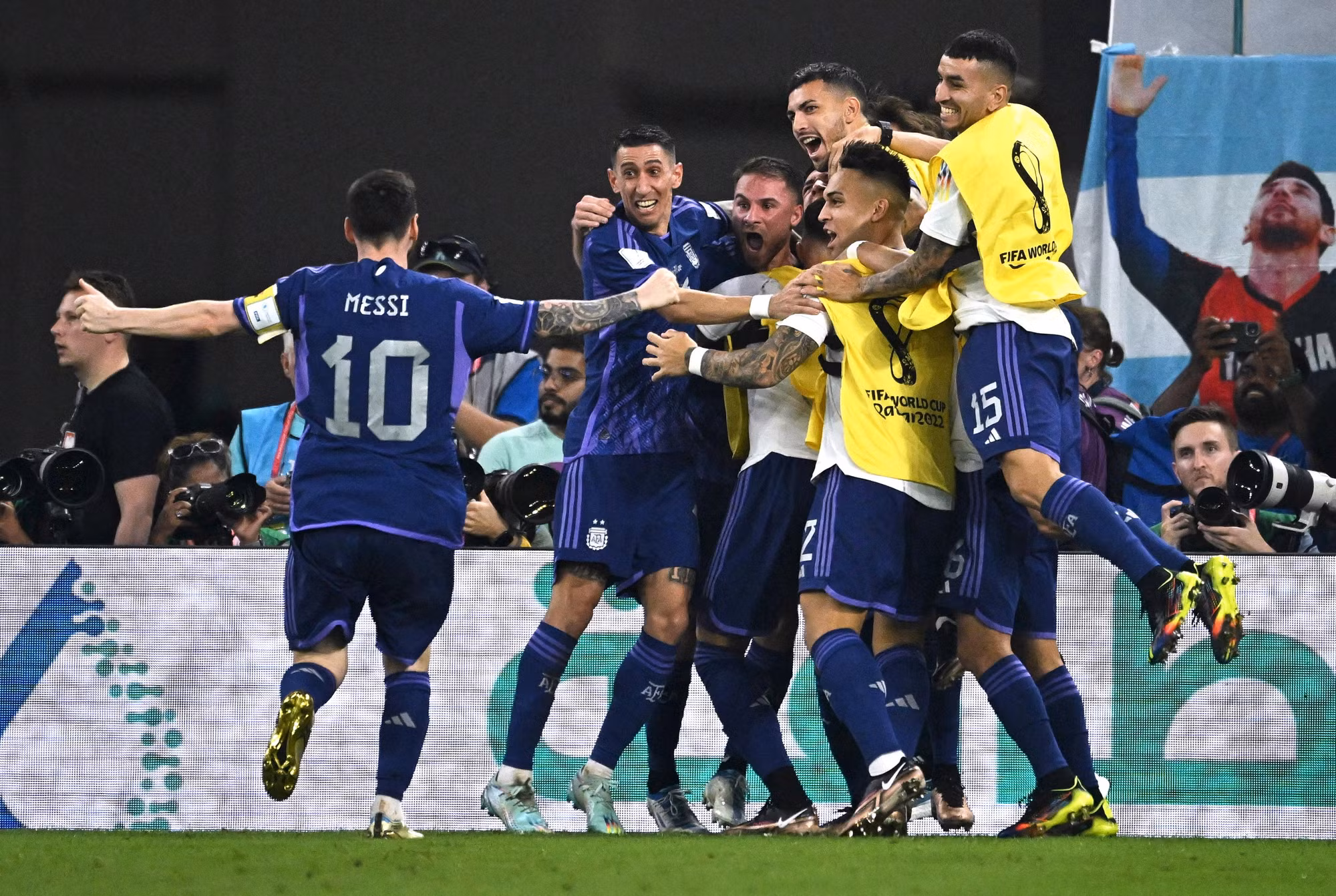 Messi ăn cùng cùng các đồng đội sau chiến thắng Ba Lan 2-0 ở lượt trận cuối bảng C.