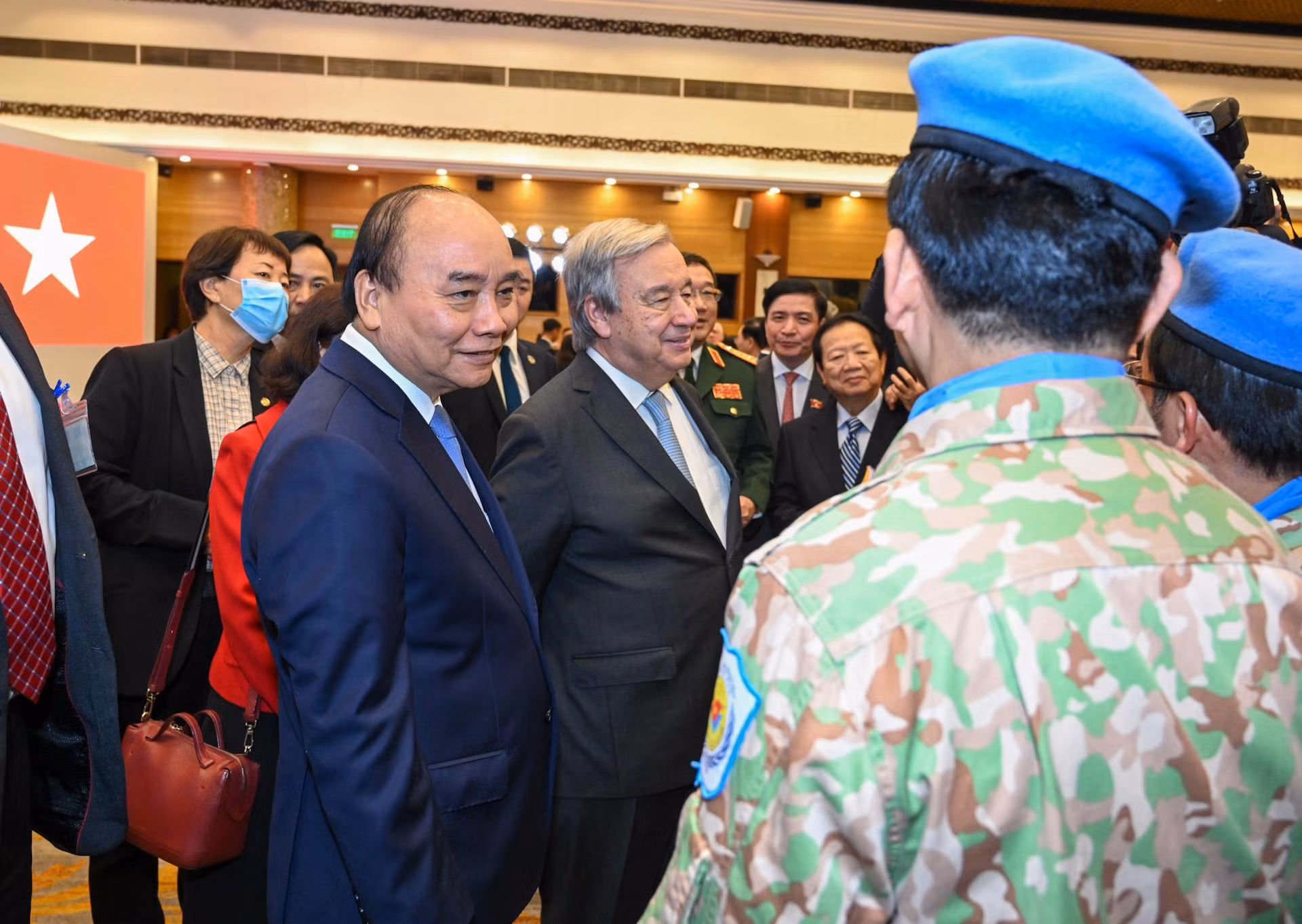 Chủ tịch nước Nguyễn Xuân Phúc và Tổng Thư ký Liên hợp quốc Antonio Guterres trò chuyện với các thành viên lực lượng gìn giữ hòa bình Việt Nam.