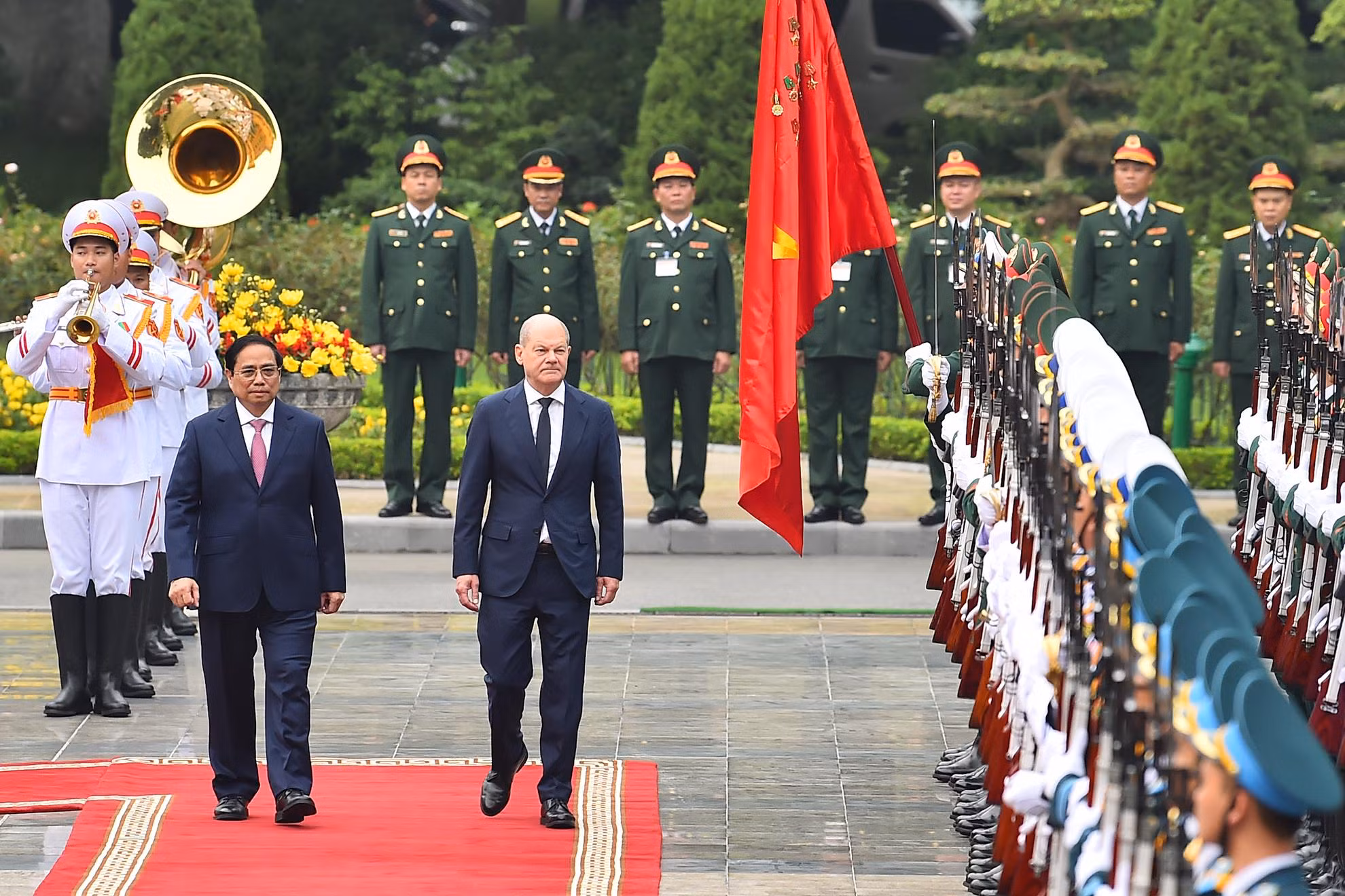 Thủ tướng Phạm Minh Chính và Thủ tướng Olaf Scholz duyệt Đội Danh dự Quân đội nhân dân Việt Nam.