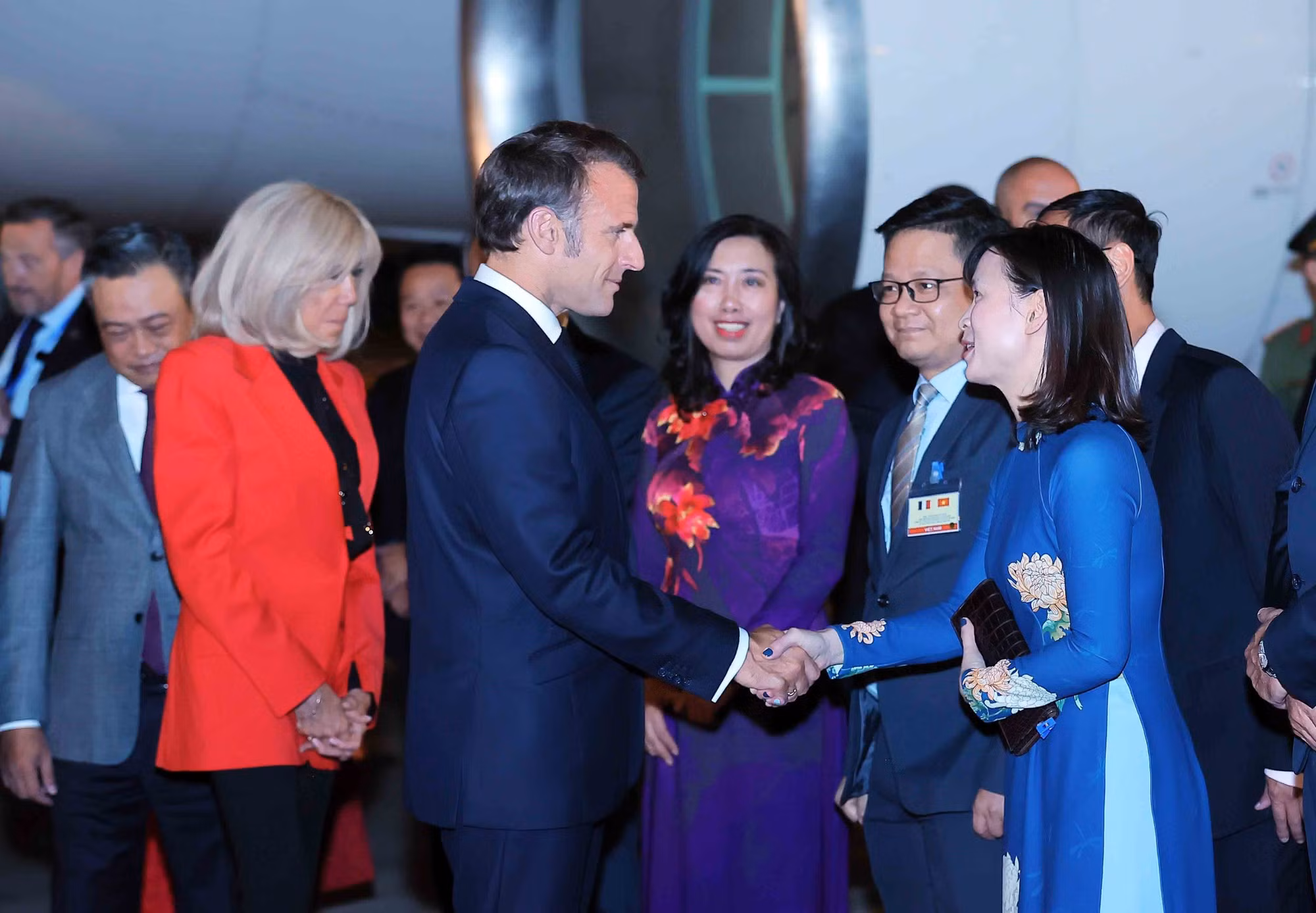 Tổng thống Pháp Emmanuel Macron và Phu nhân đến Hà Nội, bắt đầu chuyến thăm cấp Nhà nước tới Việt Nam. (Ảnh: An Đăng/TTXVN)