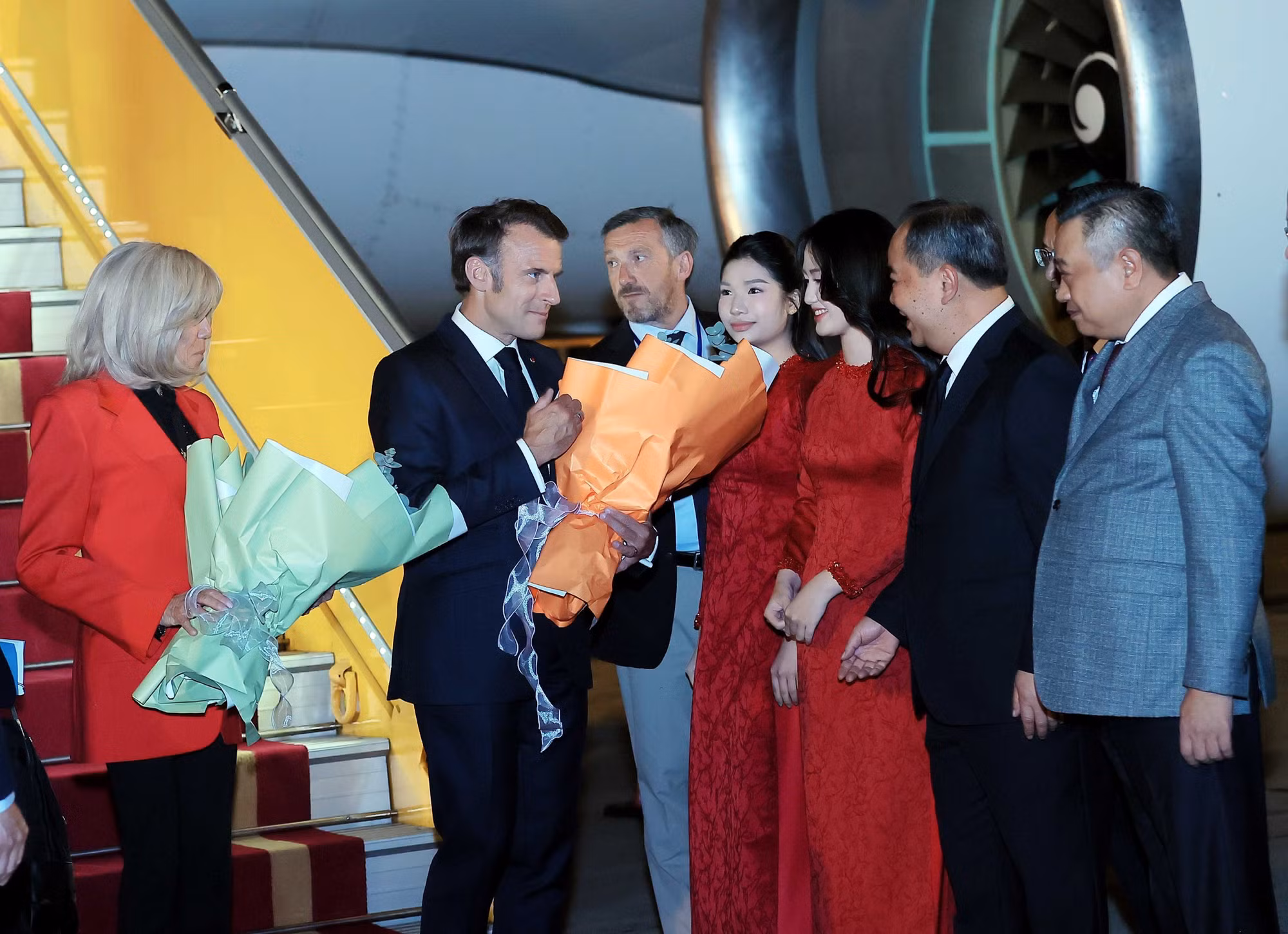 Tổng thống Pháp Emmanuel Macron và Phu nhân đến Hà Nội, bắt đầu chuyến thăm cấp Nhà nước tới Việt Nam. (Ảnh: An Đăng/TTXVN)