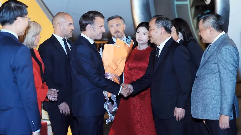 Chủ nhiệm Văn phòng Chủ tịch nước Lê Khánh Hải đón Tổng thống Cộng hòa Pháp Emmanuel Macron và Phu nhân tại Sân bay quốc tế Nội Bài. (Ảnh: An Đăng/TTXVN)