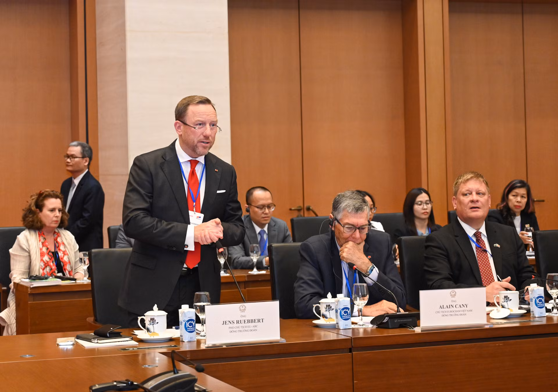 Ông Jens Ruebbert, Phó Chủ tịch EU-ABC, đồng Trưởng đoàn doanh nghiệp phát biểu tại buổi làm việc. Ông Jens Ruebbert, Phó Chủ tịch EU-ABC, đồng Trưởng đoàn doanh nghiệp phát biểu tại buổi làm việc.