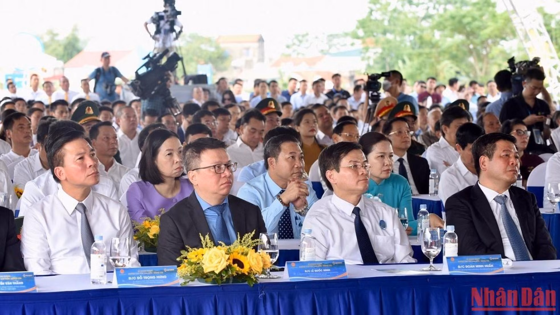 Các đại biểu dự lễ khánh thành tuyến đường cao tốc Vân Đồn-Móng Cái.