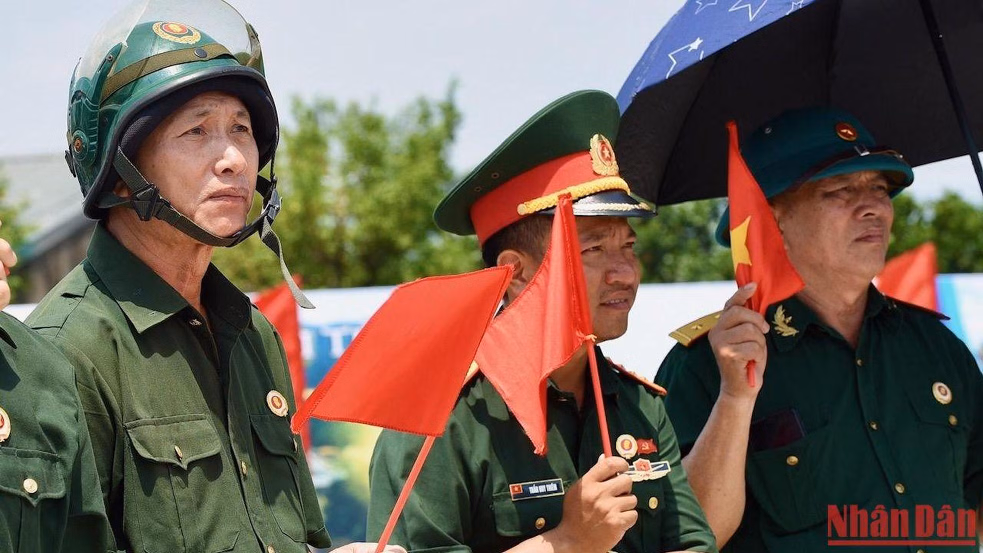 Đông đảo người dân địa phương chứng kiến sự kiện quan trọng này.