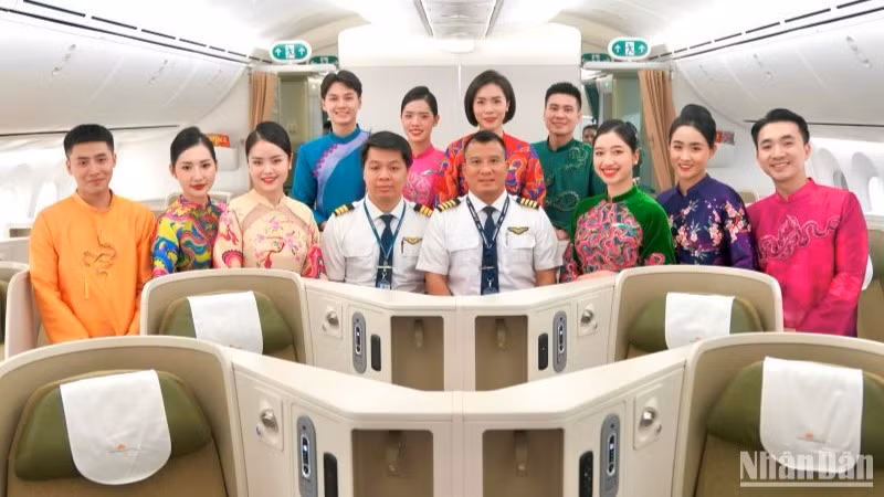 Toàn bộ phi hành đoàn (gồm Phi công và Tiếp viên) đều là những người tuổi Tỵ với mong muốn mang đến những điều tốt đẹp nhất cho hành khách trong năm mới.