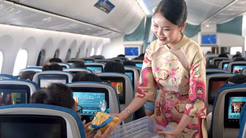 Nhân dịp năm mới, Vietnam Airlines cũng dành tặng hành khách những món quà ý nghĩa như sổ tay và mascot của hãng.