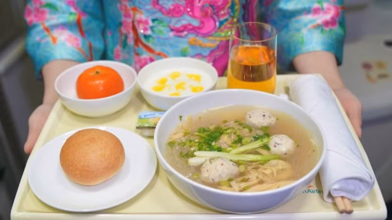 Vietnam Airlines mang hương vị Tết đến gần hơn với mỗi thực khách thông qua những món ăn mang đậm hương vị cổ truyền như: bánh chưng, xôi gấc, thịt đông, hành muối, chả quế, giò xào, dưa góp,… Mỗi món ăn đều được các đầu bếp của Vietnam Airlines trình bày đẹp mắt, tạo nên một bữa tiệc ẩm thực khó quên trên những tầng mây.