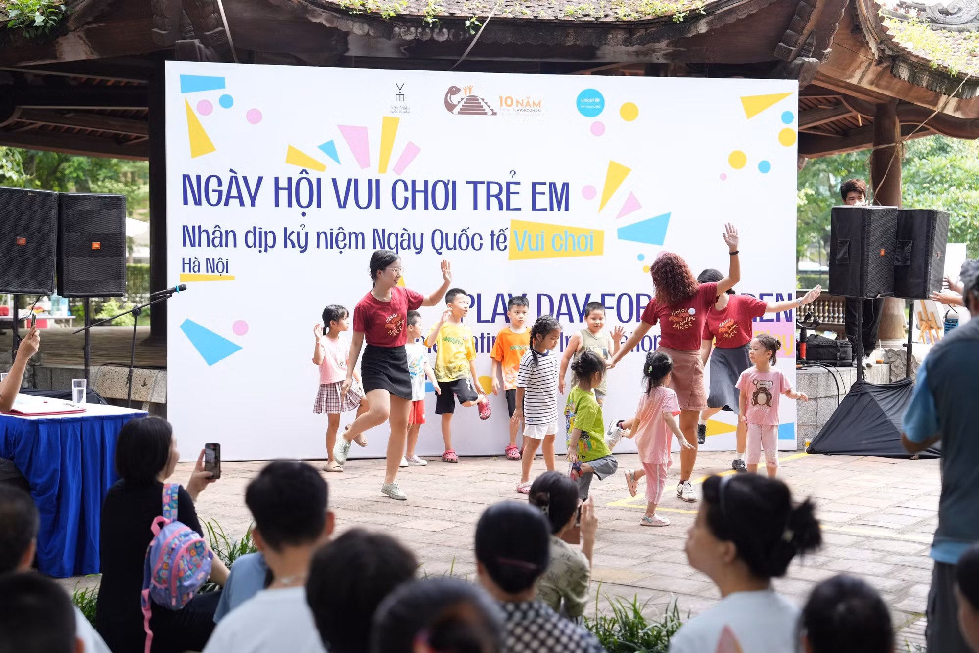 Các em nhỏ được tham gia nhiều trò chơi vận động khác nhau. Các em nhỏ được tham gia nhiều trò chơi vận động khác nhau.