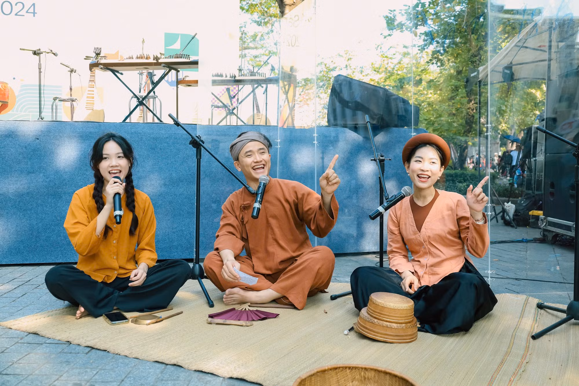 Nghệ thuật truyền thống "xuống đường" cùng khán giả. Nghệ thuật truyền thống "xuống đường" cùng khán giả.