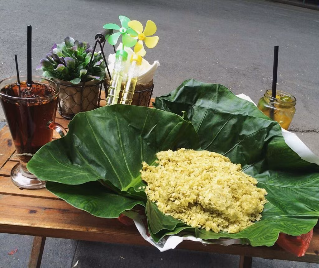 Cốm, một thức quà gây thương nhớ, góp phần tạo thương hiệu ẩm thực Hà thành.