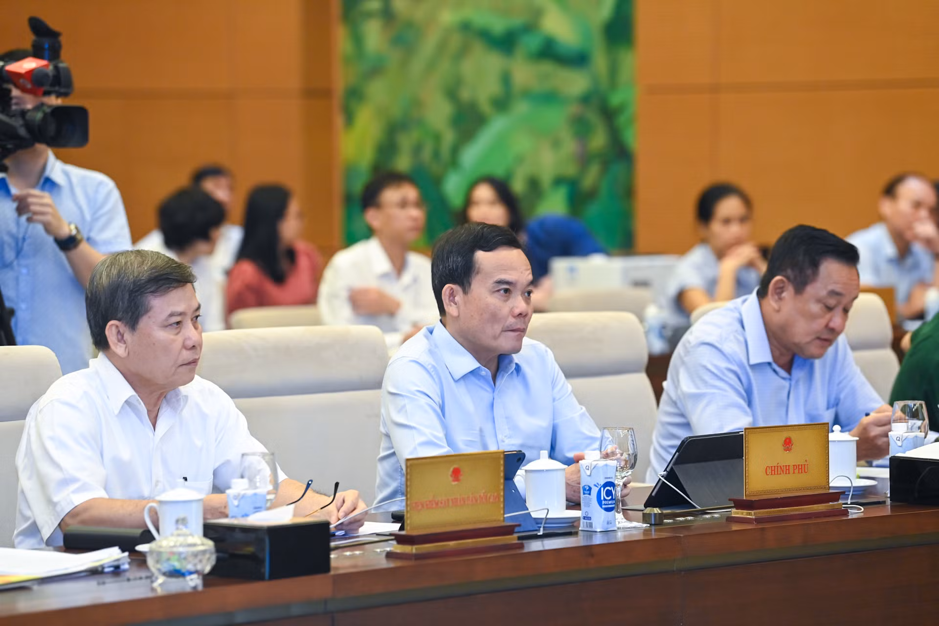Phó Thủ tướng Chính phủ Trần Lưu Quang, Viện trưởng Viện Kiểm sát nhân dân tối cao Lê Minh Trí và các đại biểu dự phiên họp. Phó Thủ tướng Chính phủ Trần Lưu Quang, Viện trưởng Viện Kiểm sát nhân dân tối cao Lê Minh Trí và các đại biểu dự phiên họp.