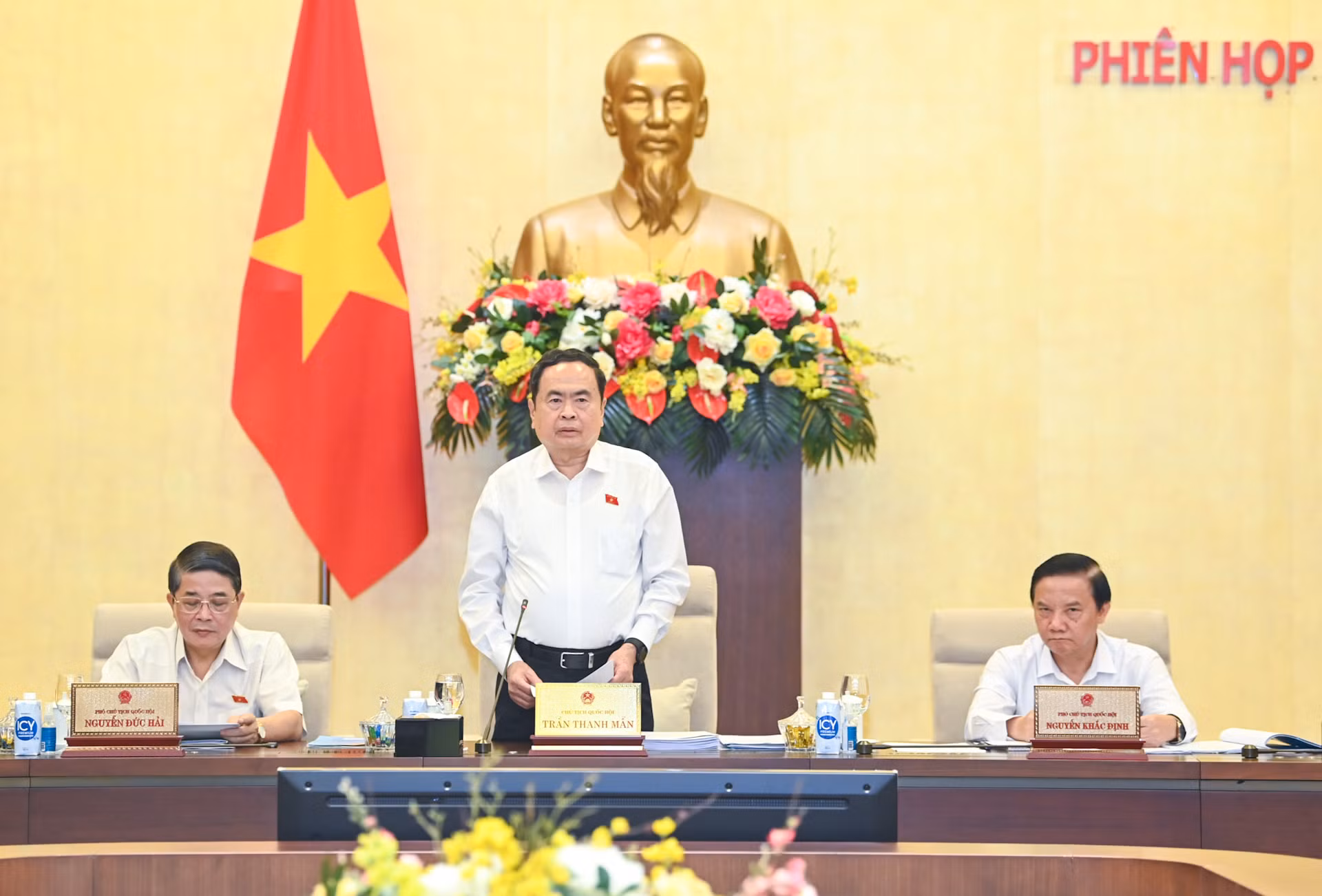 Chủ tịch Quốc hội nhấn mạnh, Kỳ họp thứ 7 vừa qua có nội dung nhiều nhất, thời gian làm việc dài nhất từ đầu nhiệm kỳ, từ kinh nghiệm tổ chức Kỳ họp thứ 7 sẽ góp phần đổi mới, nâng cao chất lượng Kỳ họp thứ 8 và các kỳ họp tiếp theo. Chủ tịch Quốc hội nhấn mạnh, Kỳ họp thứ 7 vừa qua có nội dung nhiều nhất, thời gian làm việc dài nhất từ đầu nhiệm kỳ, từ kinh nghiệm tổ chức Kỳ họp thứ 7 sẽ góp phần đổi mới, nâng cao chất lượng Kỳ họp thứ 8 và các kỳ họp tiếp theo.