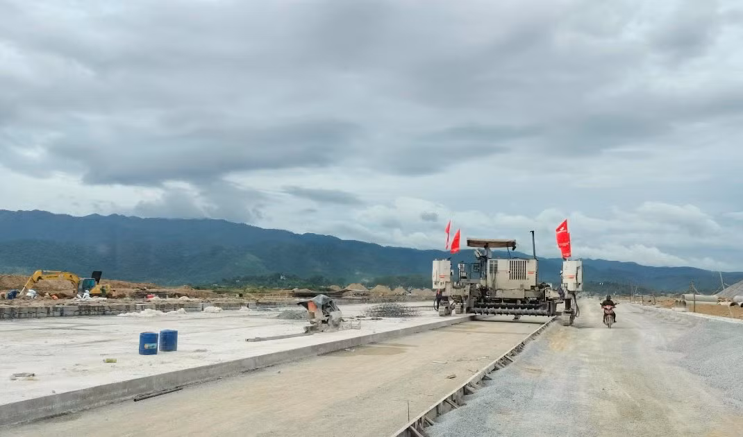 Các nhà thầu đang đẩy nhanh tiến độ thi công mở rộng sân bay Điện Biên-công trình trọng điểm góp phần tháo "điểm nghẽn" về giao thông tạo đòn bẩy cho Điện Biên phát triển.