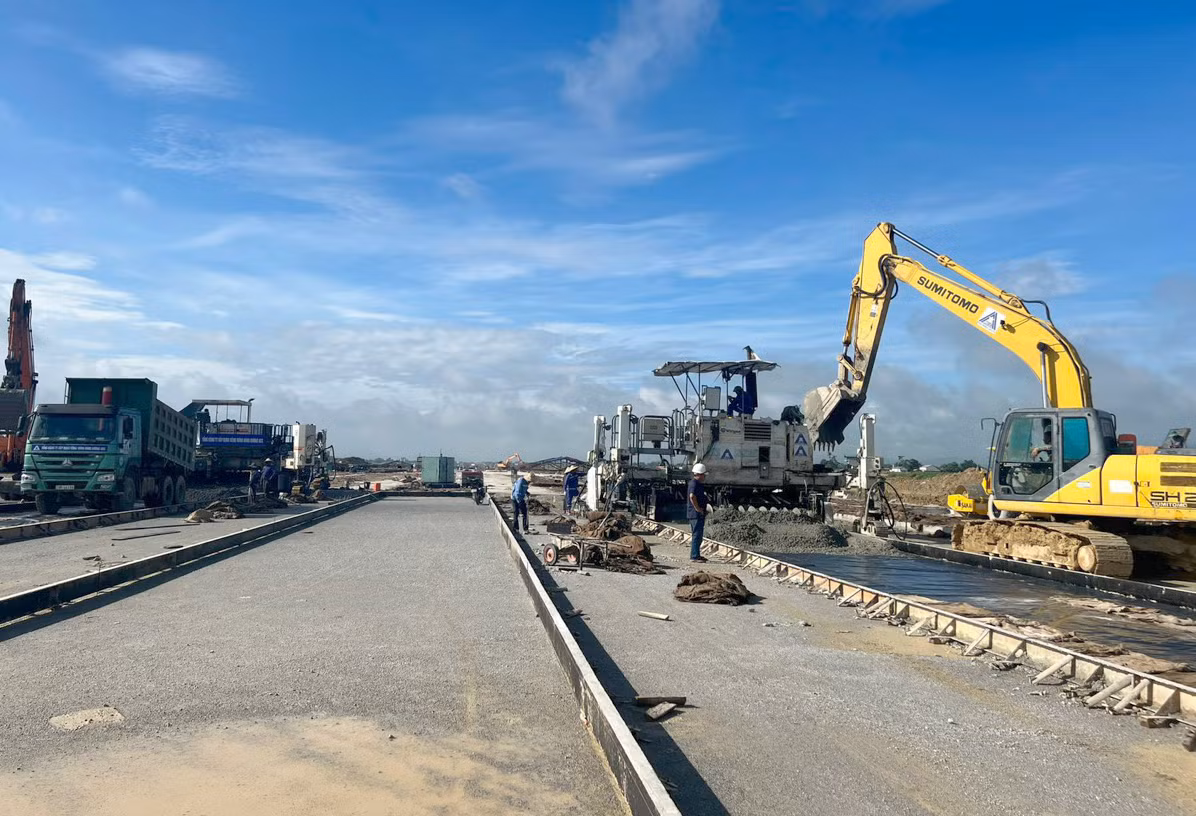 Các nhà thầu tập trung máy móc, phương tiện đẩy nhanh tiến độ thi công dự án nâng cấp, mở rộng sân bay Điện Biên Phủ. Các nhà thầu tập trung máy móc, phương tiện đẩy nhanh tiến độ thi công dự án nâng cấp, mở rộng sân bay Điện Biên Phủ.