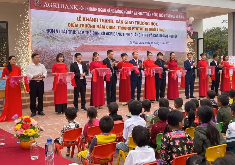 Với sự chung tay hỗ trợ của Trung ương và các bộ, ngành, mỗi năm tỉnh Điện Biên có thêm nhiều công trình trường, lớp học được xây dựng mới, tạo điều kiện thuận lợi cho học sinh là con em đồng bào dân tộc thiểu số học tập.