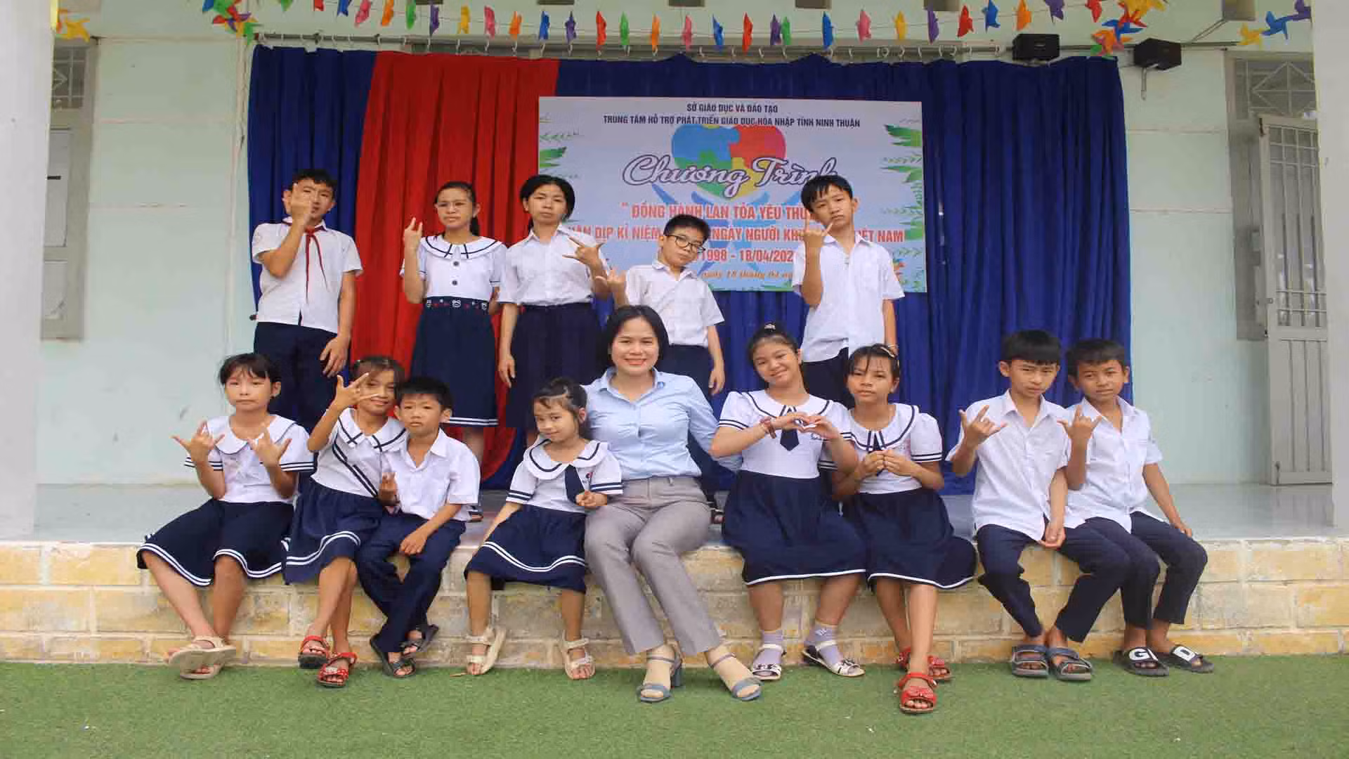 Trẻ em khuyết tật tại Trung tâm Hỗ trợ phát triển giáo dục hòa nhập tỉnh Ninh Thuận tham gia Chương trình “Đồng hành lan tỏa yêu thương" nhân kỷ niệm Ngày Người khuyết tật Việt Nam (18/4) tổ chức tại trung tâm. Trẻ em khuyết tật tại Trung tâm Hỗ trợ phát triển giáo dục hòa nhập tỉnh Ninh Thuận tham gia Chương trình “Đồng hành lan tỏa yêu thương" nhân kỷ niệm Ngày Người khuyết tật Việt Nam (18/4) tổ chức tại trung tâm.