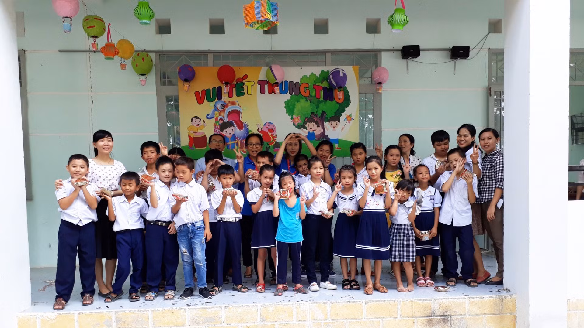 Các trẻ khuyết tật tại Trung tâm Hỗ trợ phát triển giáo dục hòa nhập tỉnh Ninh Thuận vui đón Tết Trung thu. Các trẻ khuyết tật tại Trung tâm Hỗ trợ phát triển giáo dục hòa nhập tỉnh Ninh Thuận vui đón Tết Trung thu.