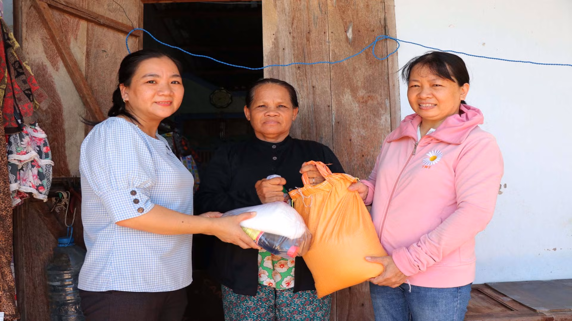 Hội viên Tổ thu gom phế liệu tình thương “Biến rác thành tiền” của Hội phụ nữ huyện Ninh Phước, tỉnh Ninh Thuận thăm hỏi, tặng nhu yếu phẩm cho người có hoàn cảnh khó khăn ở địa phương. Hội viên Tổ thu gom phế liệu tình thương “Biến rác thành tiền” của Hội phụ nữ huyện Ninh Phước, tỉnh Ninh Thuận thăm hỏi, tặng nhu yếu phẩm cho người có hoàn cảnh khó khăn ở địa phương.