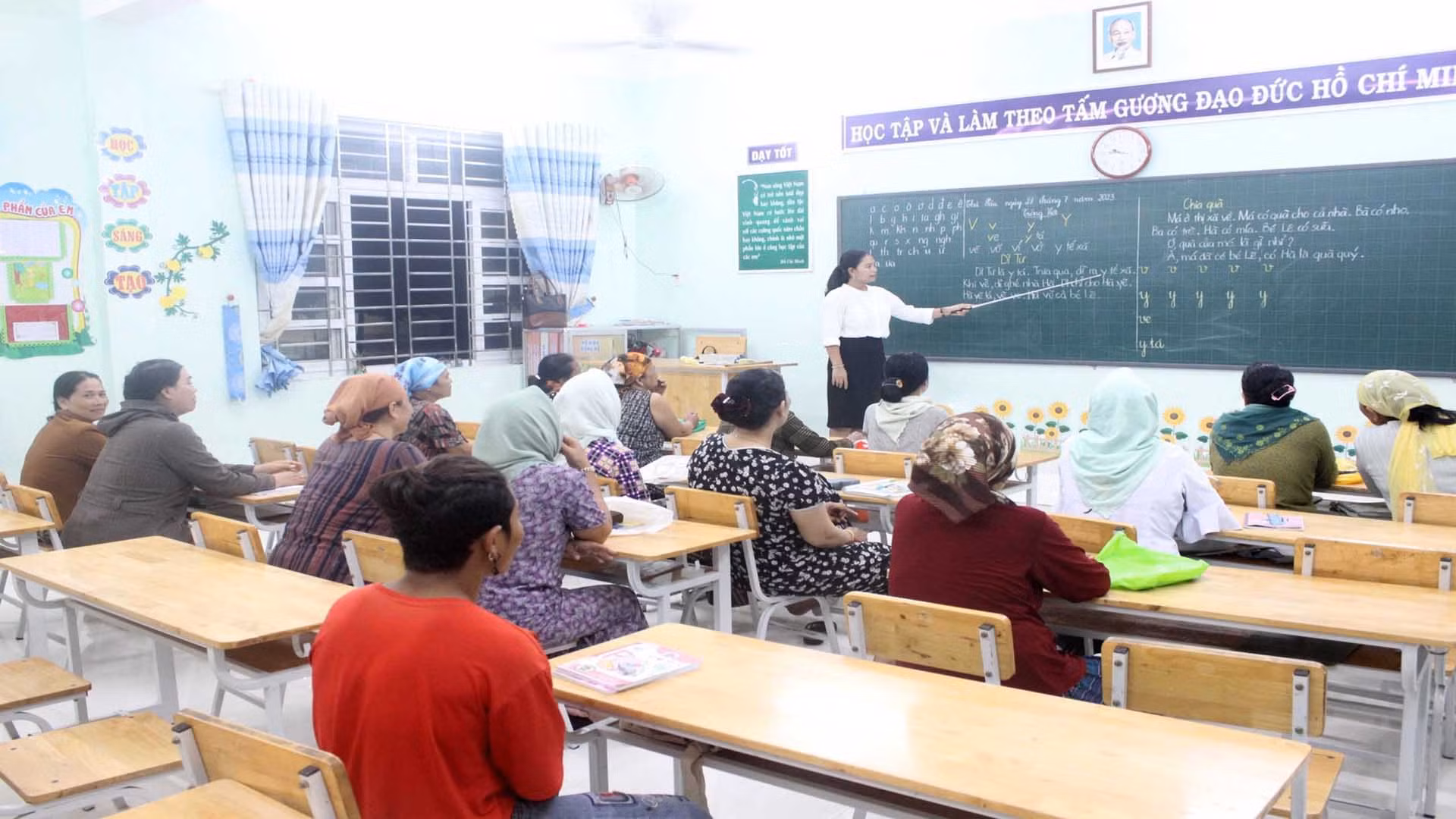 Một buổi dạy xóa mù chữ dành cho đồng bào dân tộc thiểu số cao tuổi tại xã Xuân Hải, huyện Ninh Hải, tỉnh Ninh Thuận. Một buổi dạy xóa mù chữ dành cho đồng bào dân tộc thiểu số cao tuổi tại xã Xuân Hải, huyện Ninh Hải, tỉnh Ninh Thuận.