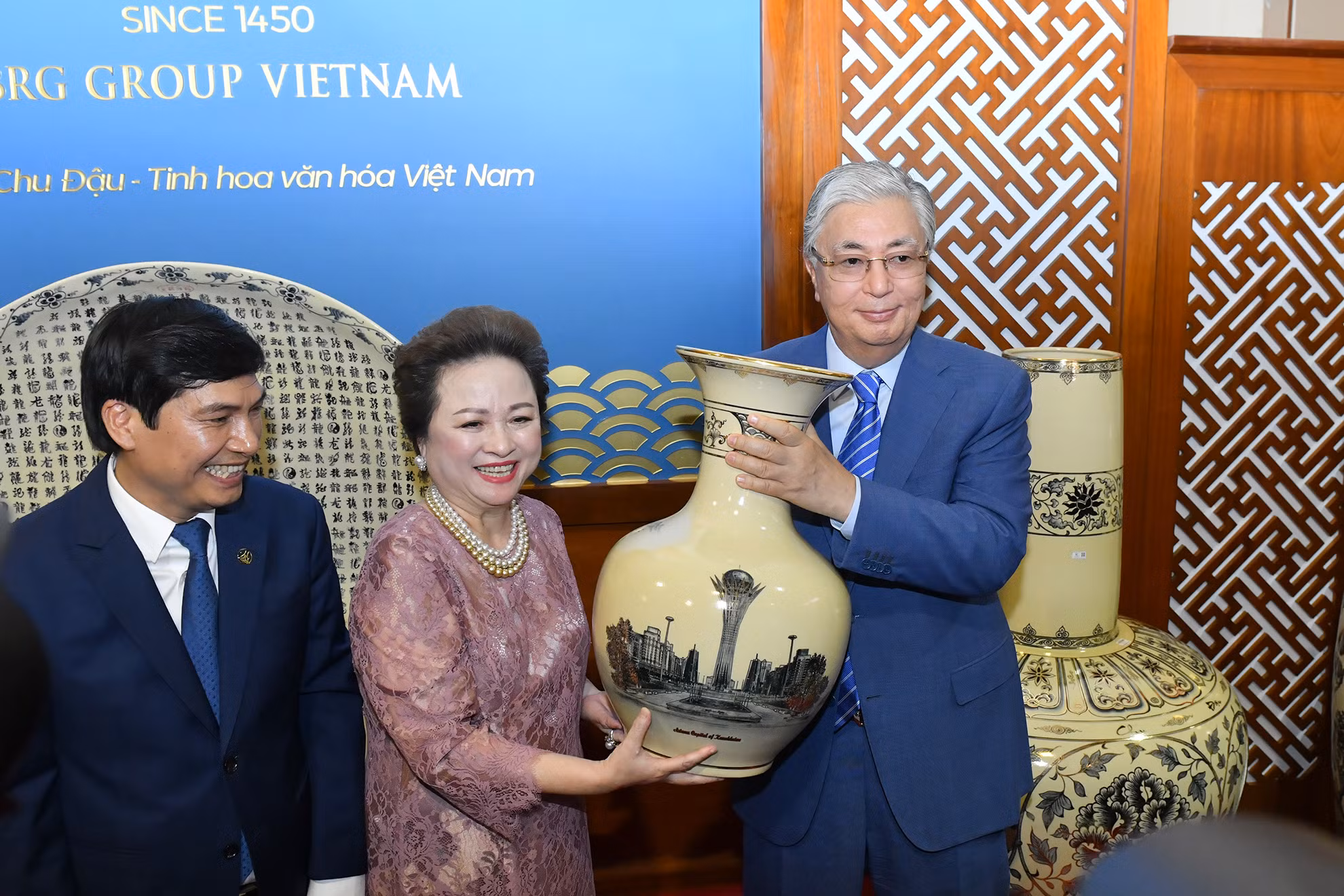 Đại diện Công ty Gốm Chu Đậu tặng quà lưu niệm cho Tổng thống Cộng hòa Kazakhstan Kassym-Jomart.