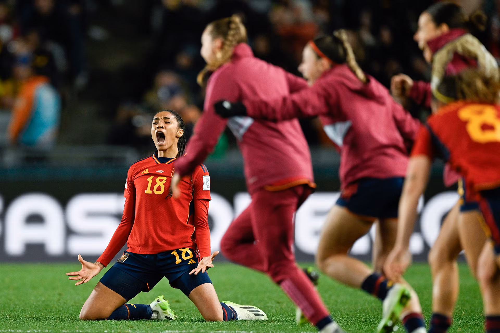 Tiền vệ Salma Paralluelo ăn mừng tấm vé vào chung kết World Cup lịch sử. (Ảnh: Reuters)