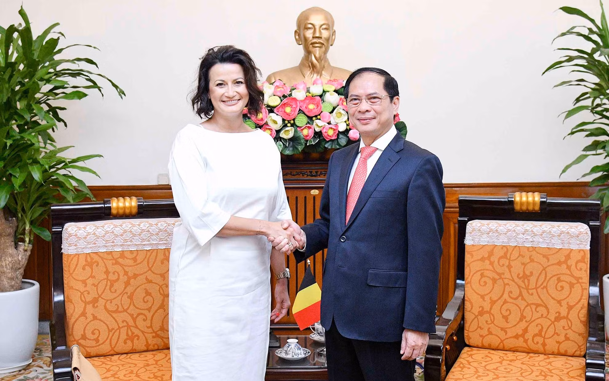 Bộ trưởng Ngoại giao Bùi Thanh Sơn và Chủ tịch Thượng viện Vương quốc Bỉ Stephanie D’Hose tại buổi làm việc. Bộ trưởng Ngoại giao Bùi Thanh Sơn và Chủ tịch Thượng viện Vương quốc Bỉ Stephanie D’Hose tại buổi làm việc.
