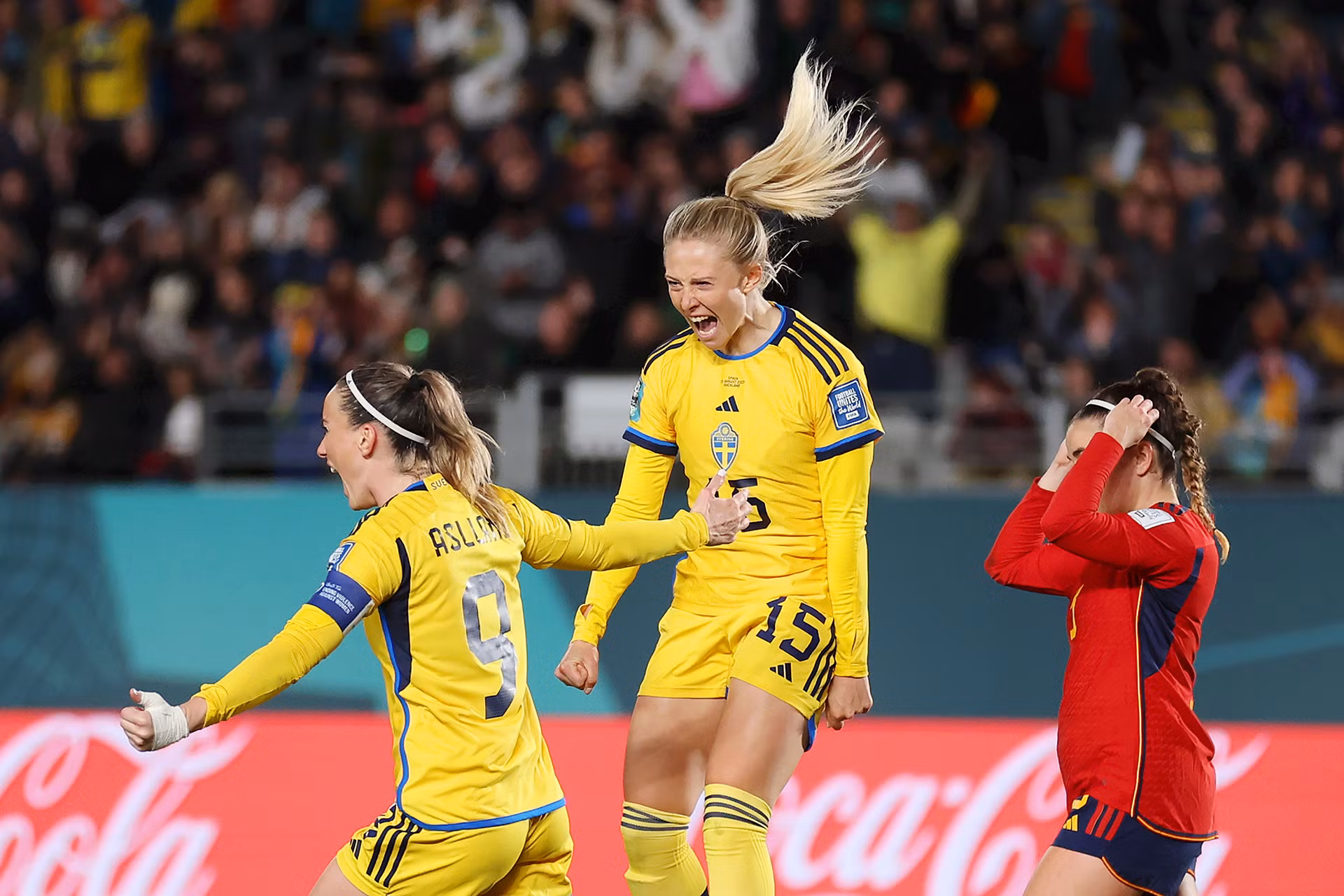 Rebecka Blomqvist (số 15) ăn mừng bàn thắng cùng đồng đội Kosovare Asllani. (Ảnh: Getty)