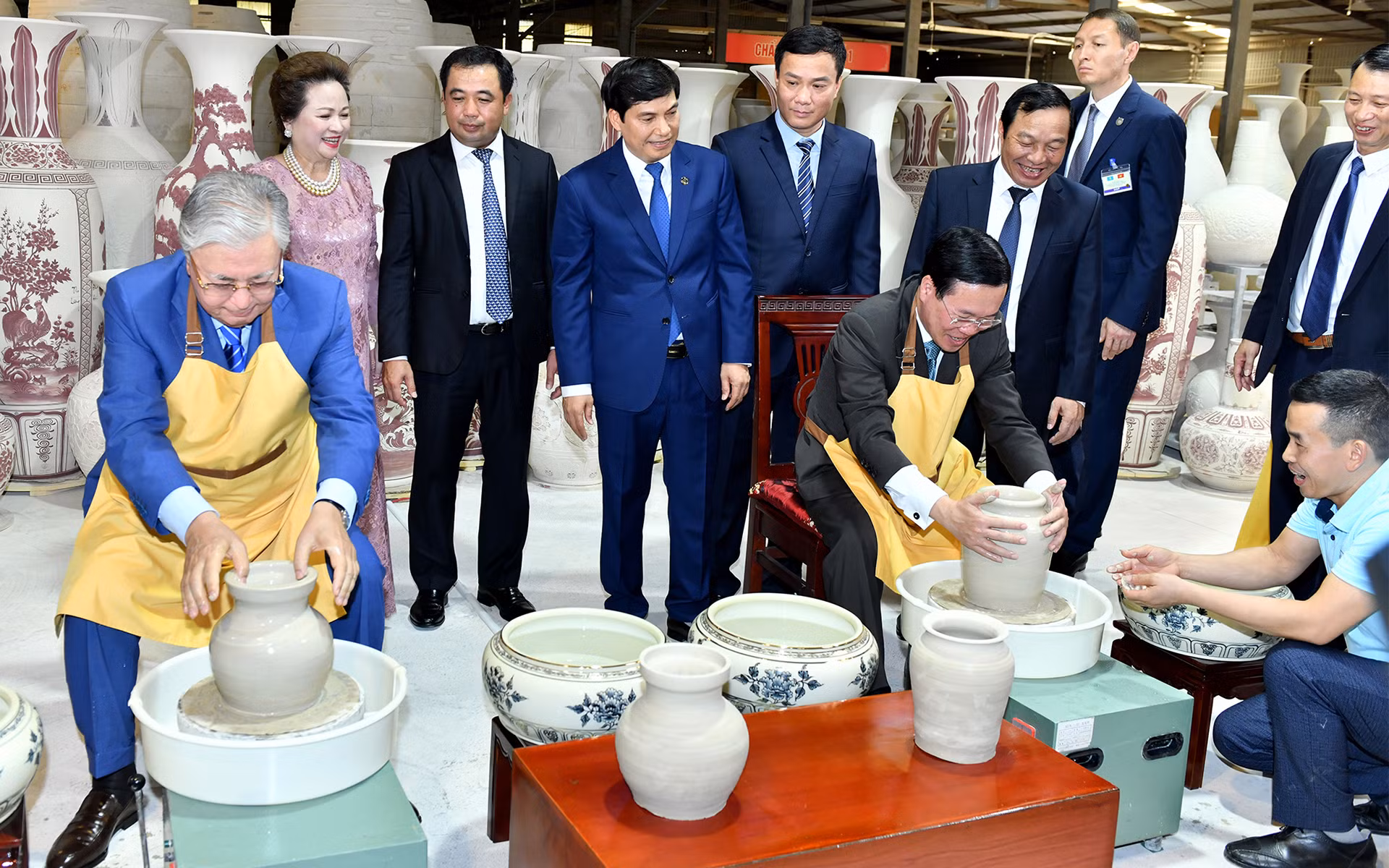 Chủ tịch nước Võ Văn Thưởng và Tổng thống Cộng hòa Kazakhstan Kassym-Jomart Tokayev trải nghiệm làm gốm Chu Đậu. 