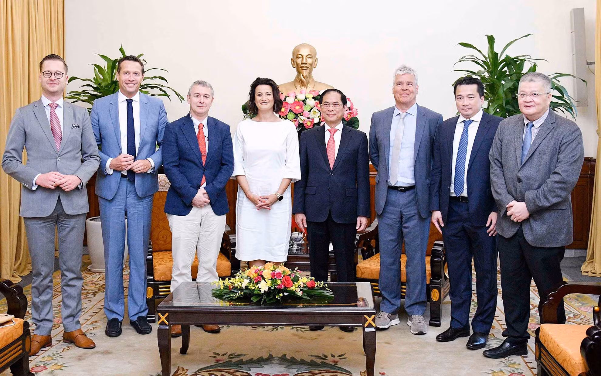 Bộ trưởng Ngoại giao Bùi Thanh Sơn, Chủ tịch Thượng viện Vương quốc Bỉ Stephanie D’Hose cùng các thành viên trong đoàn tại buổi làm việc. Bộ trưởng Ngoại giao Bùi Thanh Sơn, Chủ tịch Thượng viện Vương quốc Bỉ Stephanie D’Hose cùng các thành viên trong đoàn tại buổi làm việc.