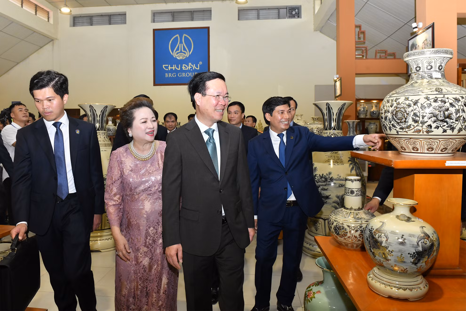 Chủ tịch nước Võ Văn Thưởng tham quan gian trưng bày sản phẩm gốm Chu Đậu tại xã Thái Tân, huyện Nam Sách, tỉnh Hải Dương.