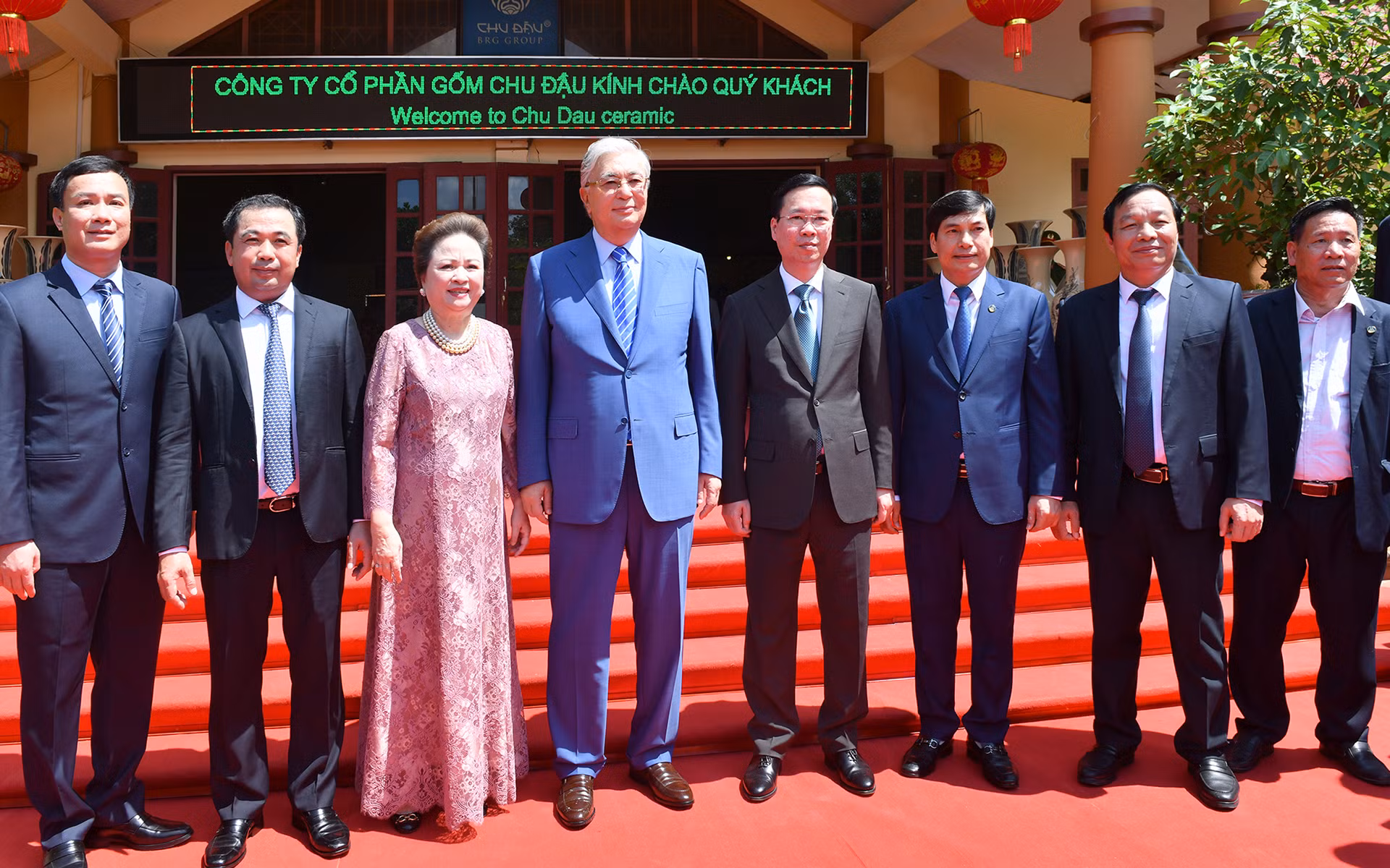 Chủ tịch nước Võ Văn Thưởng, Tổng thống Cộng hòa Kazakhstan Kassym-Jomart Tokayev và các đại biểu tại Công ty cổ phần Gốm Chu Đậu.