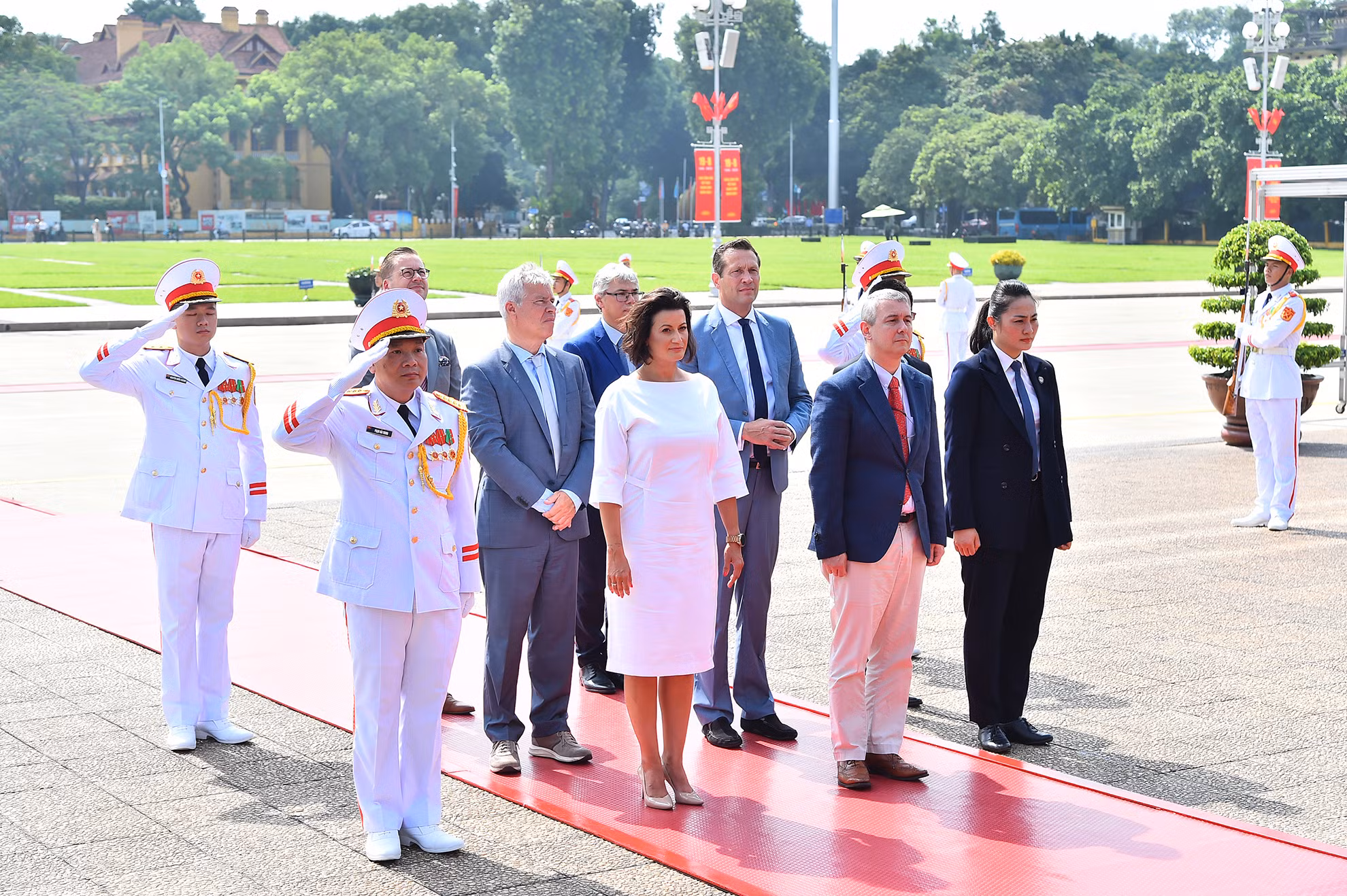 Chủ tịch Thượng viện Vương quốc Bỉ Stephanie D’Hose cùng các thành viên trong đoàn thành kính tưởng nhớ Chủ tịch Hồ Chí Minh. Chủ tịch Thượng viện Vương quốc Bỉ Stephanie D’Hose cùng các thành viên trong đoàn thành kính tưởng nhớ Chủ tịch Hồ Chí Minh.