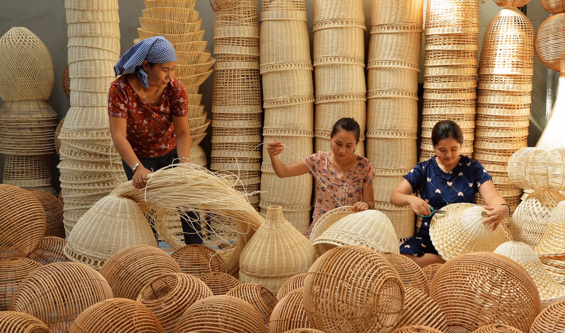Nhiều làng nghề hiện nay chỉ gia công theo mẫu nước ngoài. (Ảnh internet)