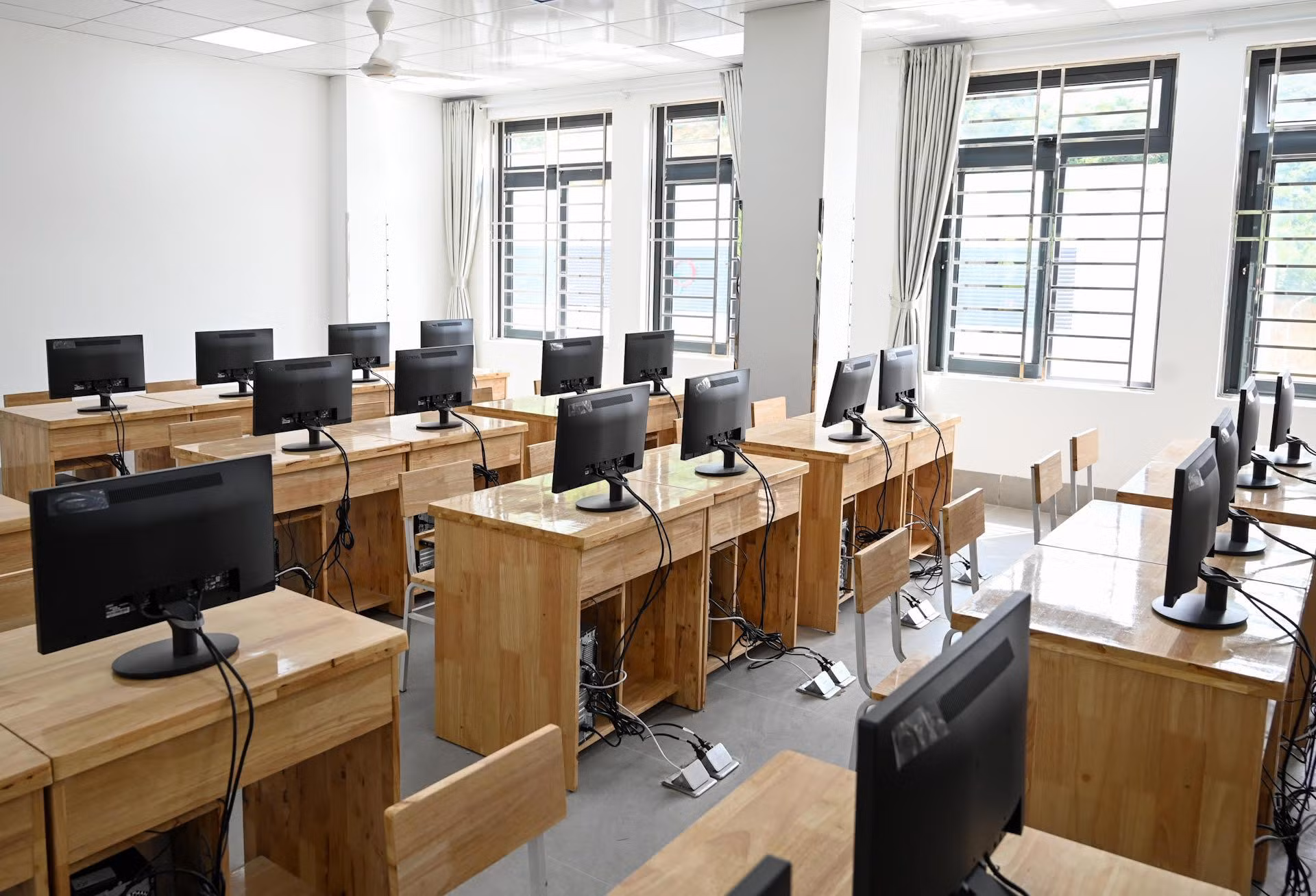 Phòng học khang trang, hiện đại với hệ thống máy vi tính phục vụ cho công tác giảng dạy.