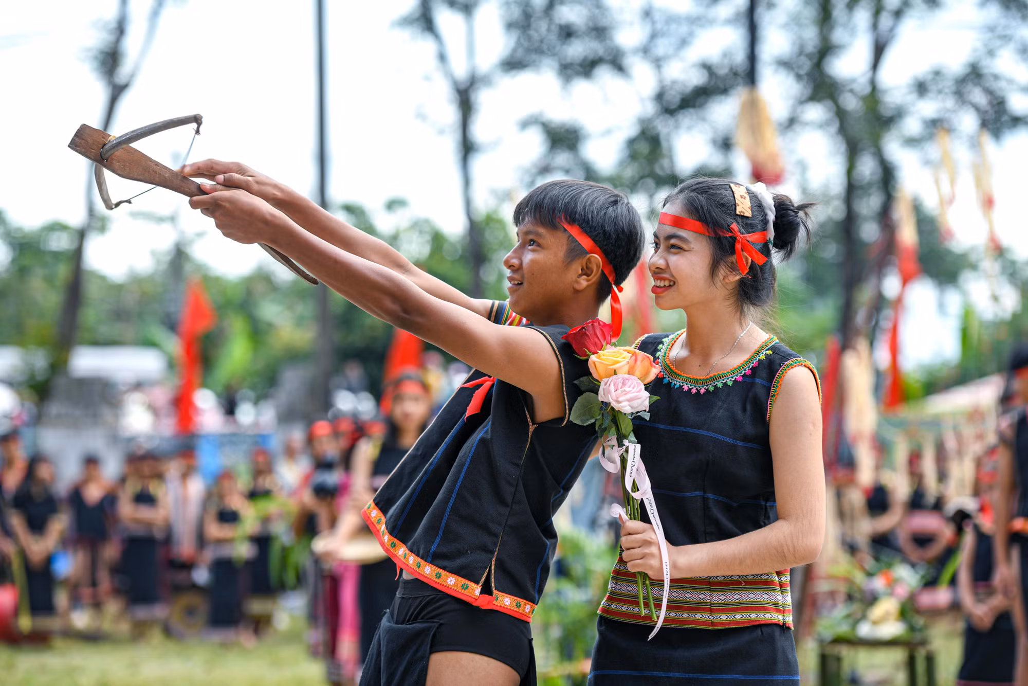 Nam nữ thanh niên Ba na. (Ảnh: Thành Đạt)