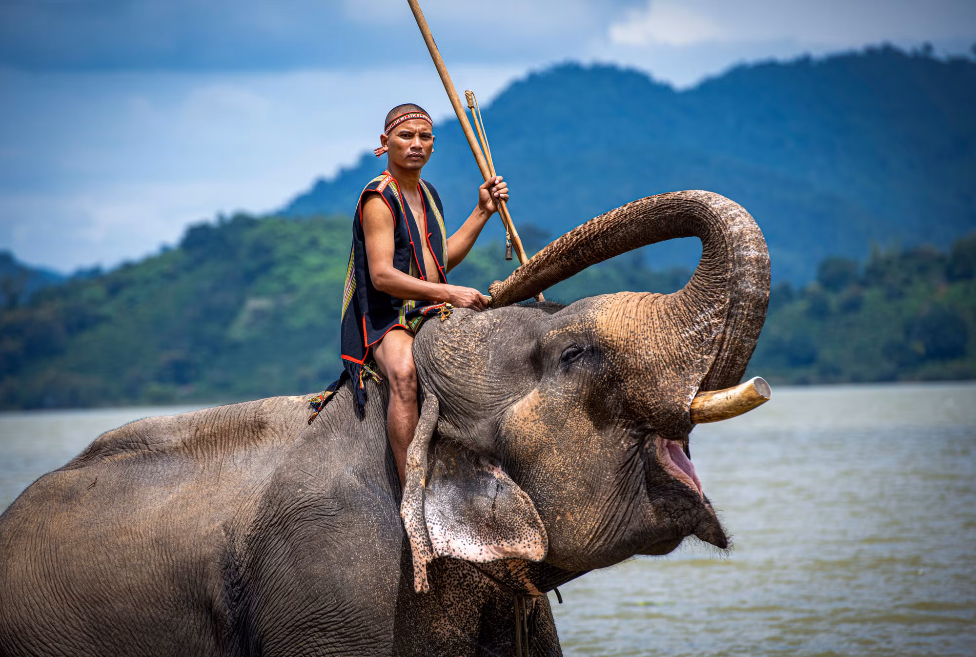 Thanh niên Mnông cưỡi voi. (Ảnh: Thành Đạt)
