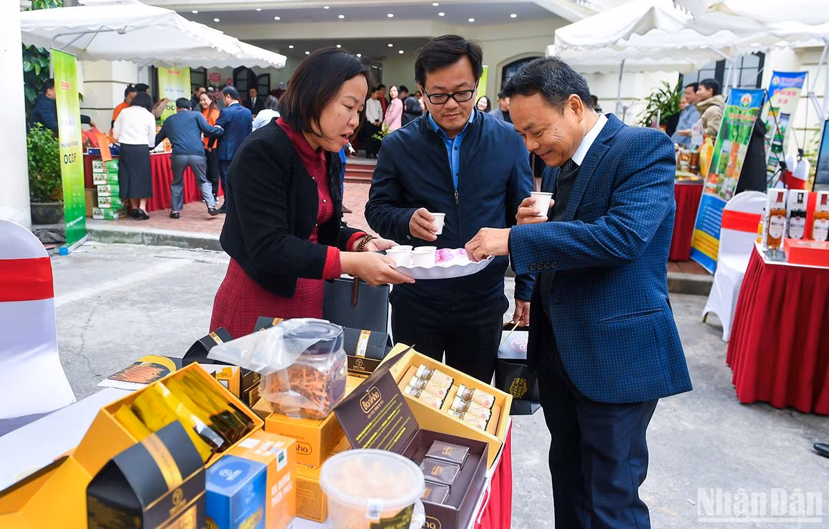 Các đại biểu tham quan và trải nghiệm các sản phẩm độc đáo tại Chương trình.