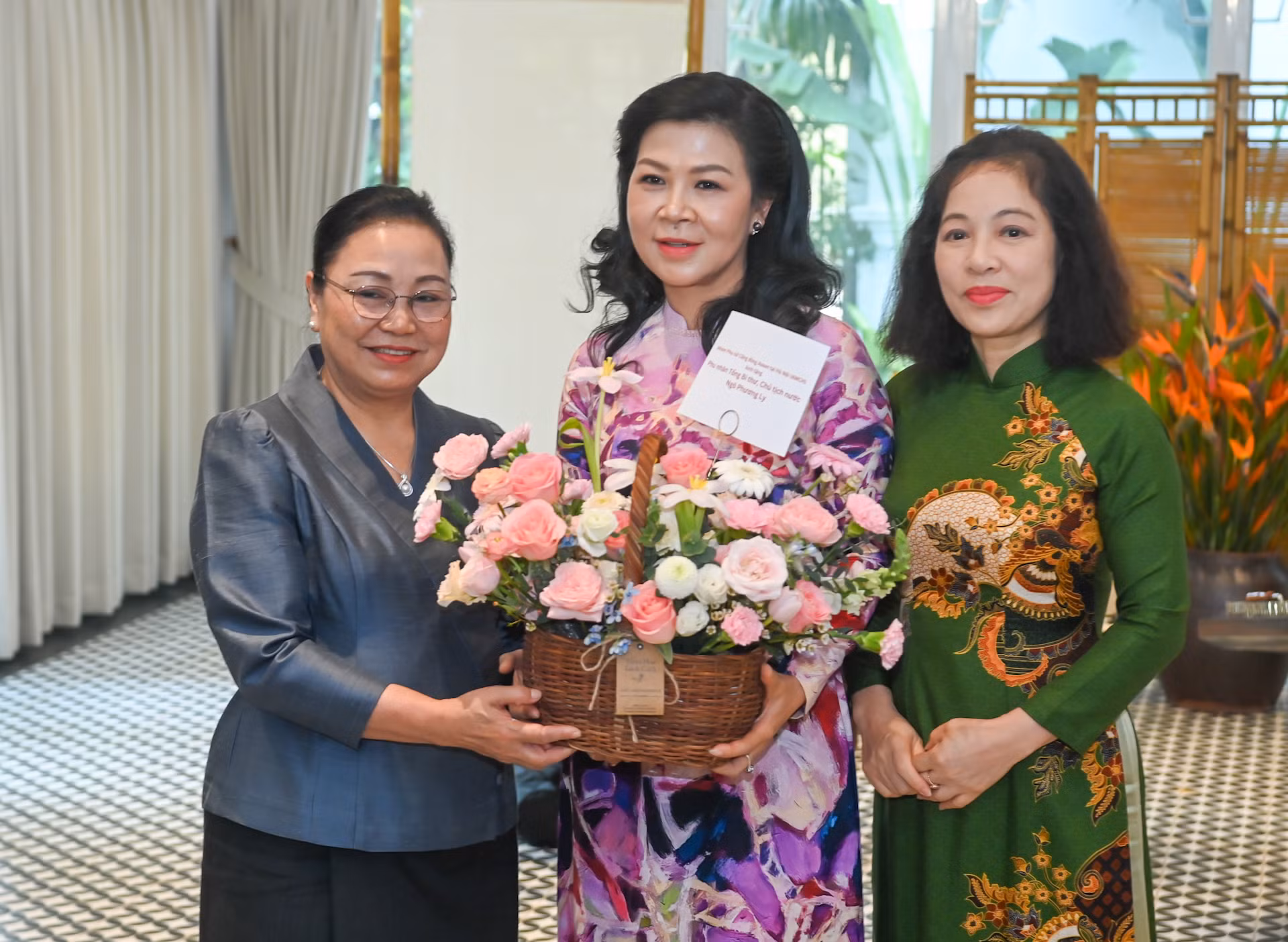 Đại sứ Lào tại Việt Nam Khamphao Ernthavanh và Chủ tịch danh dự của Nhóm Phụ nữ Cộng đồng ASEAN Vũ Thị Bích Ngọc tặng hoa Phu nhân Tổng Bí thư, Chủ tịch nước Ngô Phương Ly.