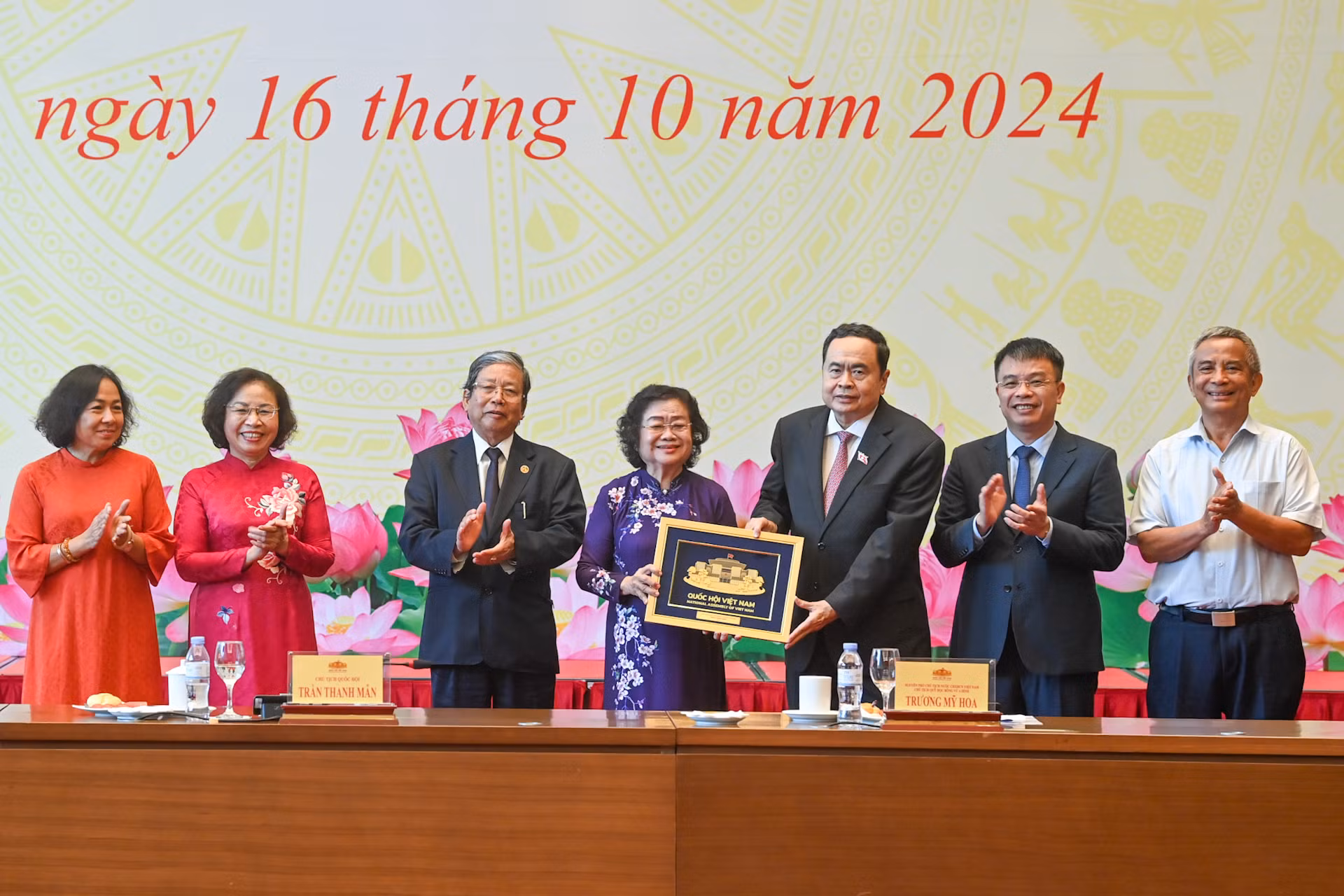 Chủ tịch Quốc hội Trần Thanh Mẫn trao quà, tặng Quỹ học bổng Vừ A Dính.